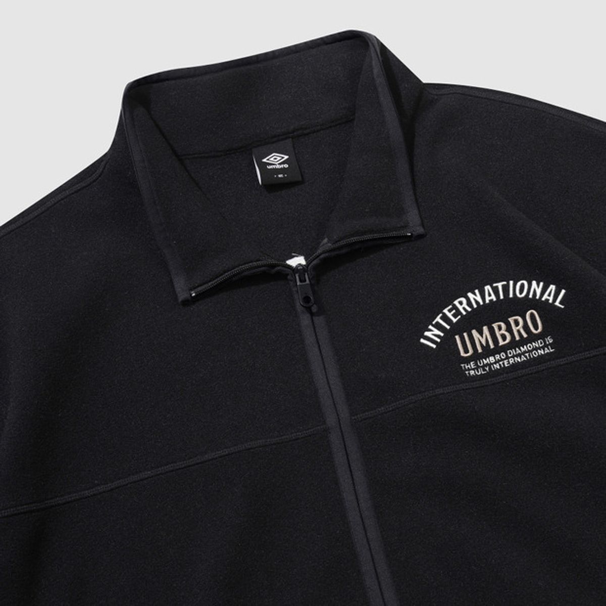 엄브로(UMBRO) 플러스플리스 스탠넥 집업 자켓 블랙 UQ421CFTN1