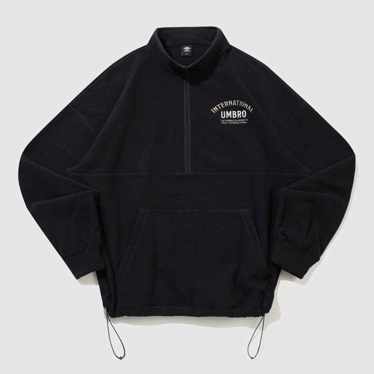 엄브로(UMBRO) 플러스플리스 레터링 하프집업 블랙 UQ423CFSN1