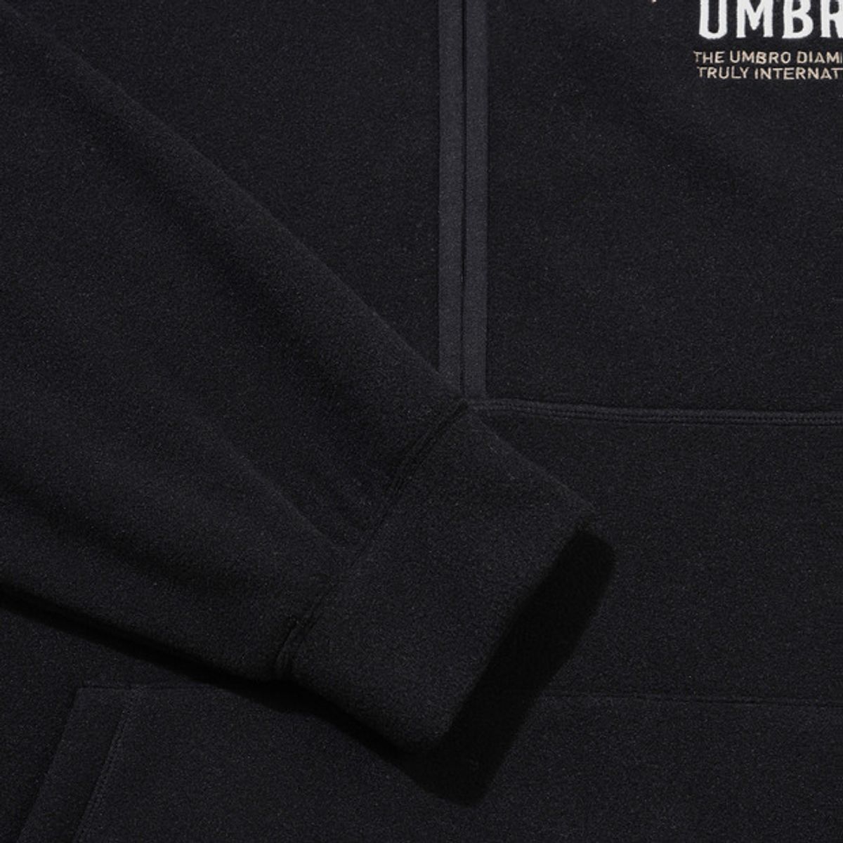 엄브로(UMBRO) 플러스플리스 레터링 하프집업 블랙 UQ423CFSN1