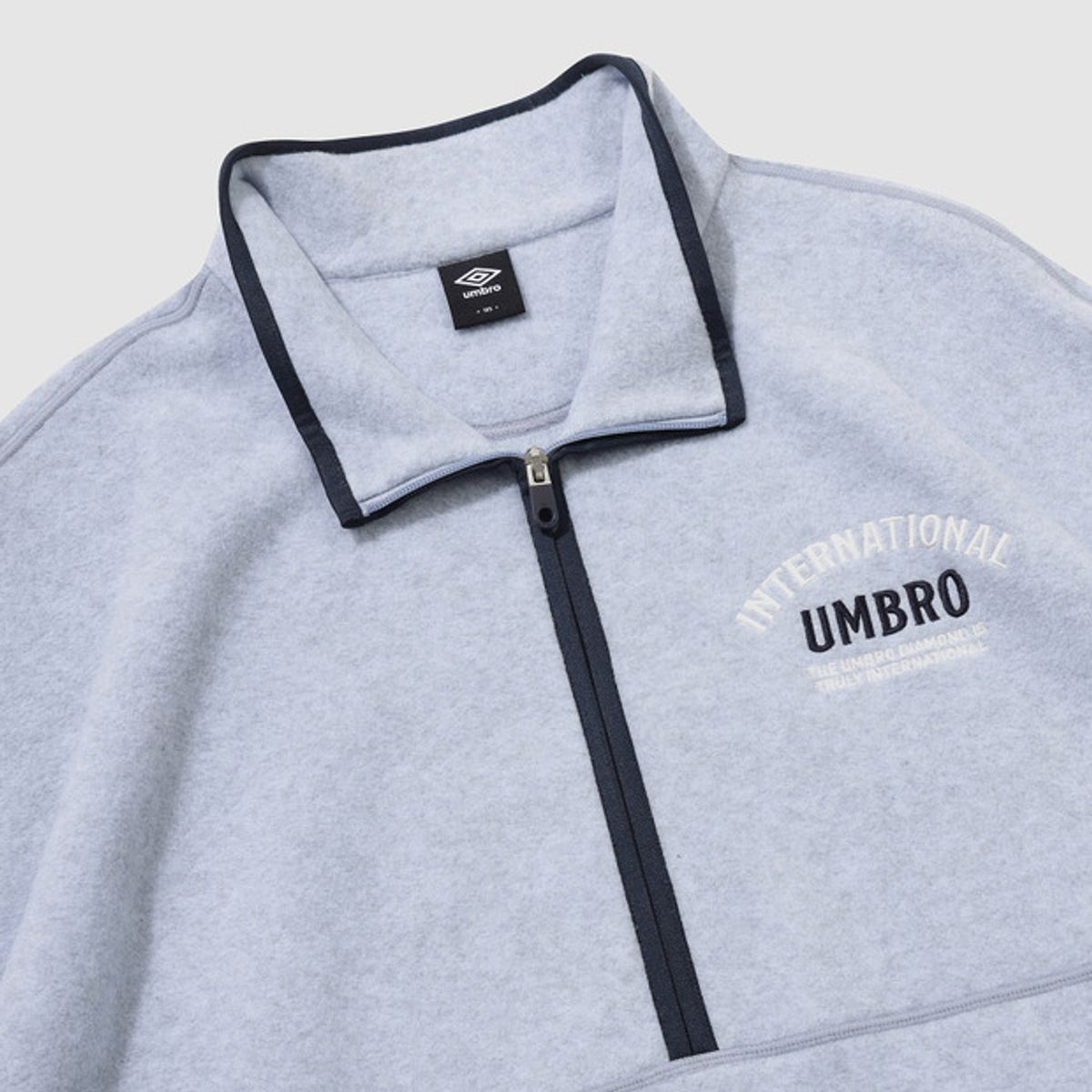 엄브로(UMBRO) 플러스플리스 레터링 하프집업 스카이블루 UQ423CFSN1