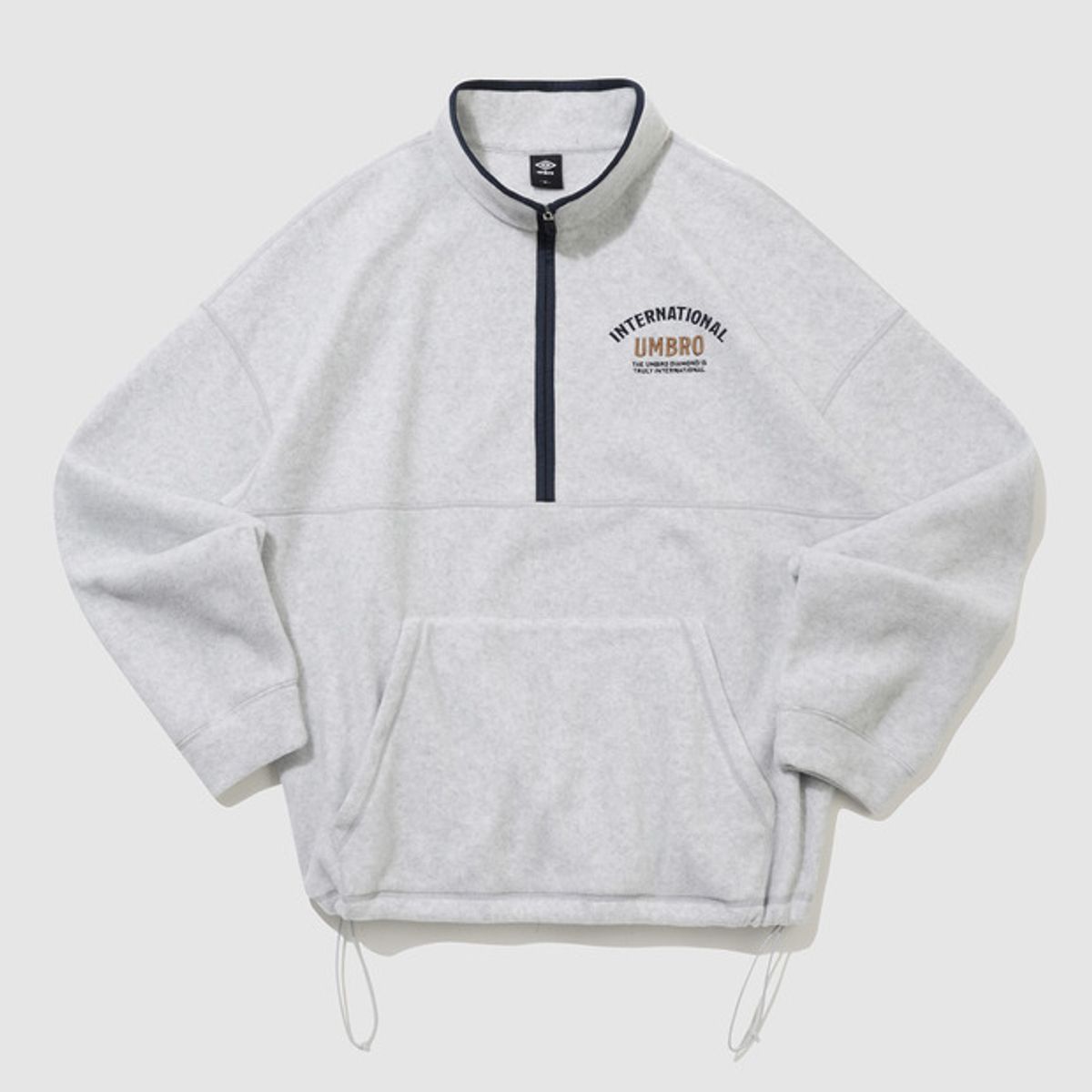 엄브로(UMBRO) 플러스플리스 레터링 하프집업 라이트 그레이 UQ423CFSN1