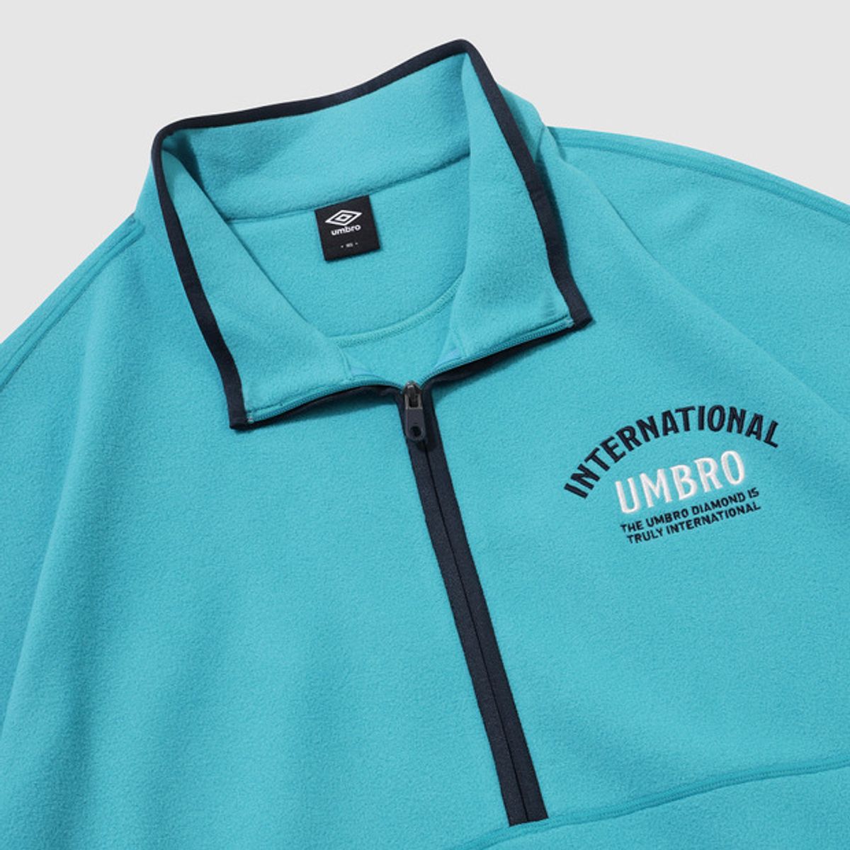엄브로(UMBRO) 플러스플리스 레터링 하프집업 블루 UQ423CFSN1