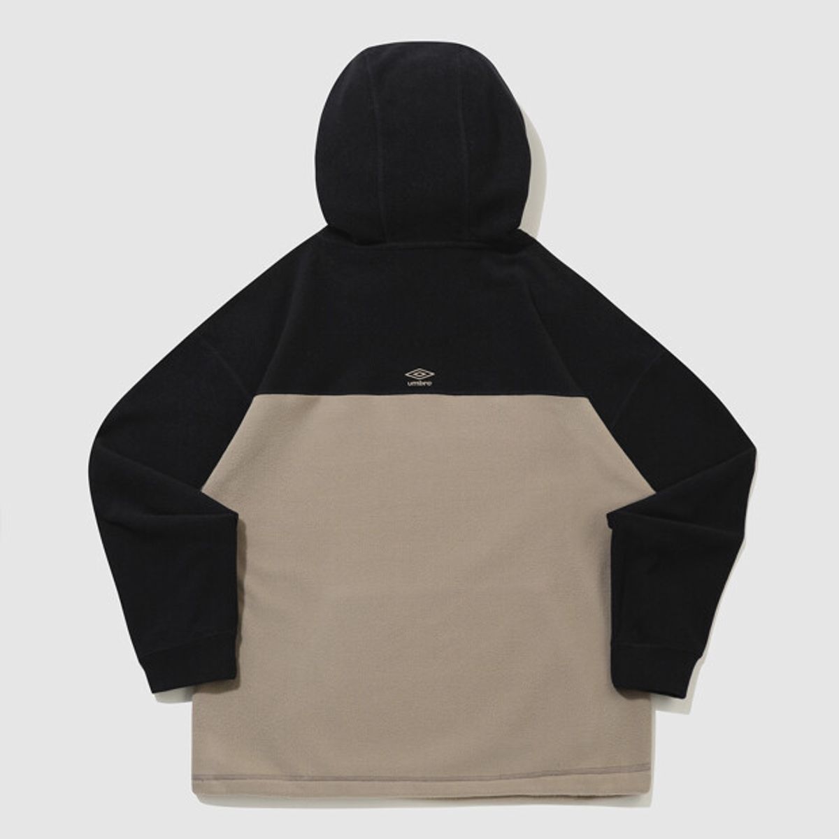 엄브로(UMBRO) 플러스플리스 레터링 후드 티셔츠 블랙 UQ423CHDN1
