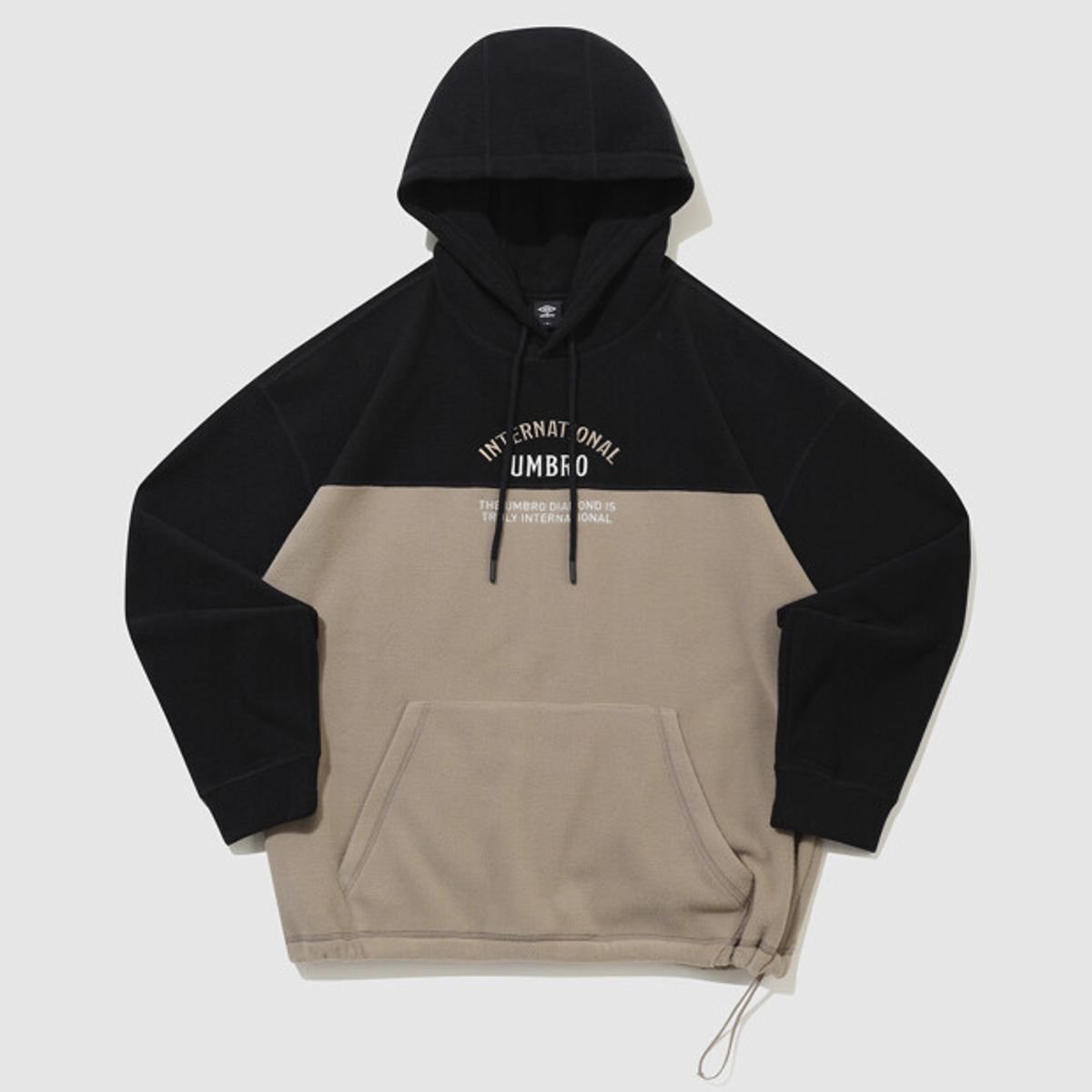 엄브로(UMBRO) 플러스플리스 레터링 후드 티셔츠 블랙 UQ423CHDN1