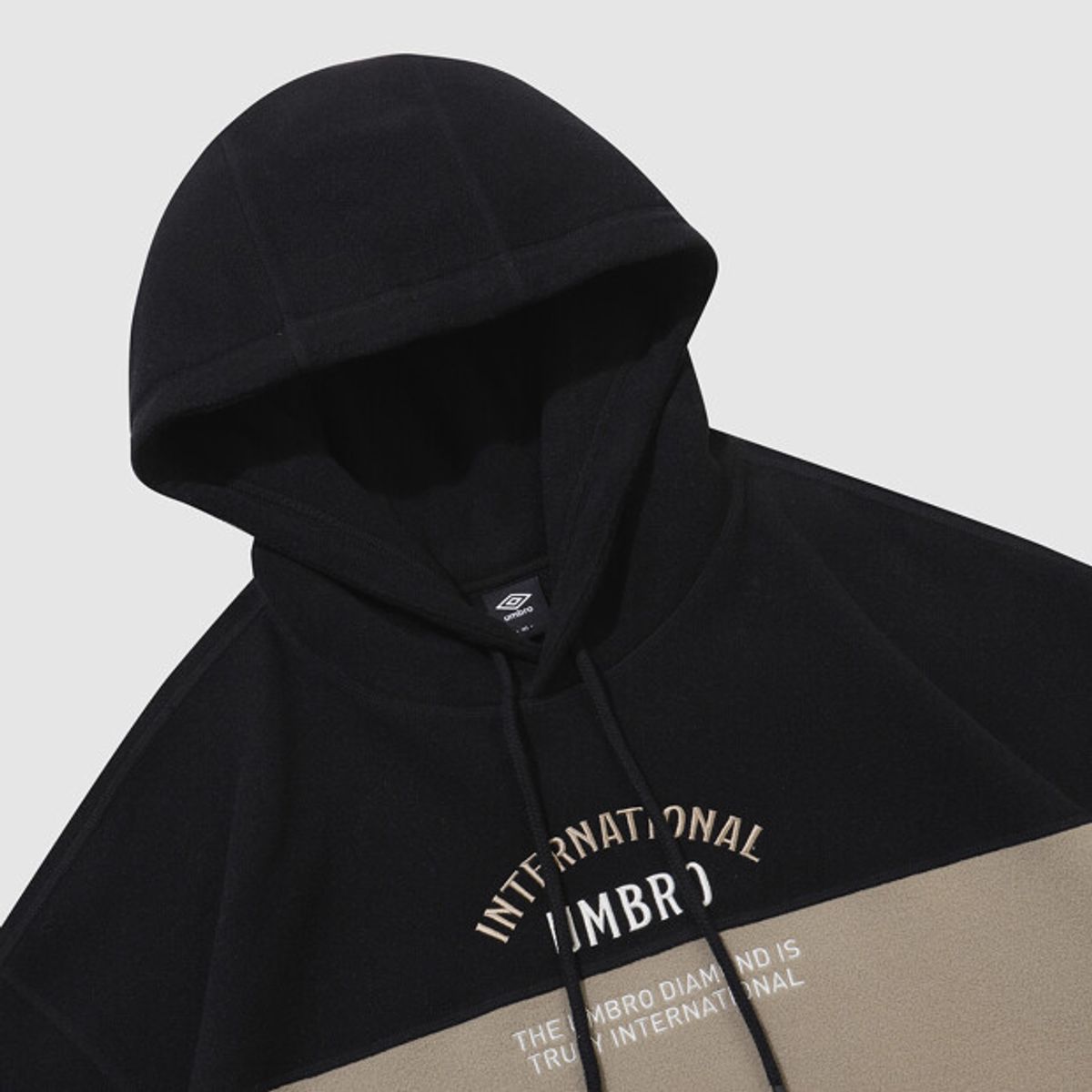 엄브로(UMBRO) 플러스플리스 레터링 후드 티셔츠 블랙 UQ423CHDN1