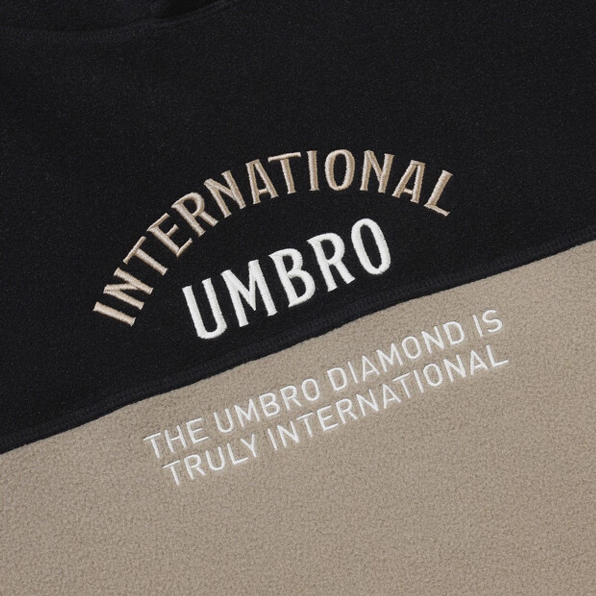 엄브로(UMBRO) 플러스플리스 레터링 후드 티셔츠 블랙 UQ423CHDN1
