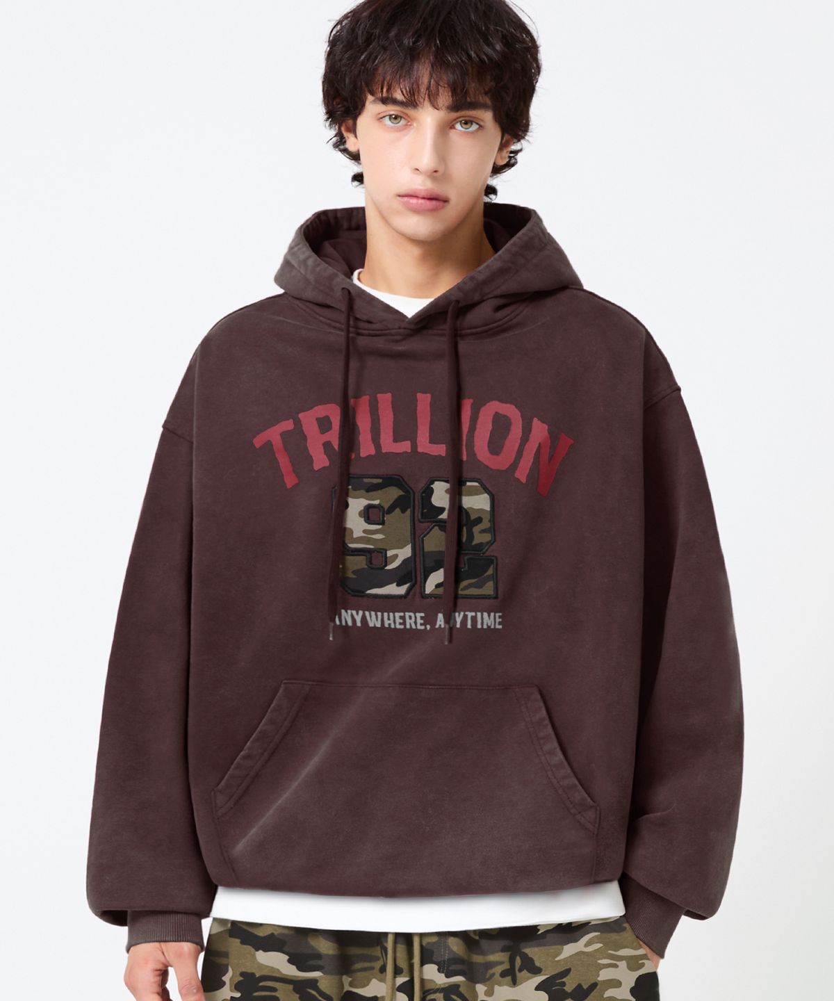 트릴리온(TRILLION) 카모 아플리케 그래픽 오버핏 후드_피그먼트 레드