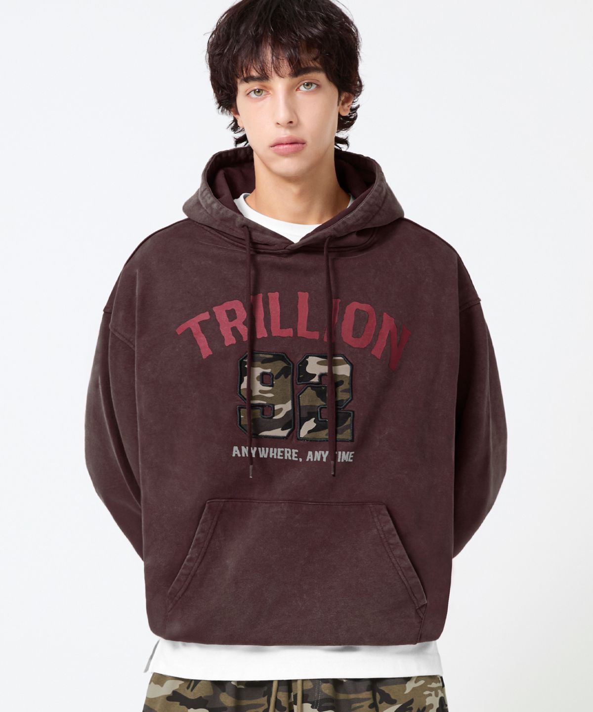 트릴리온(TRILLION) 카모 아플리케 그래픽 오버핏 후드_피그먼트 레드