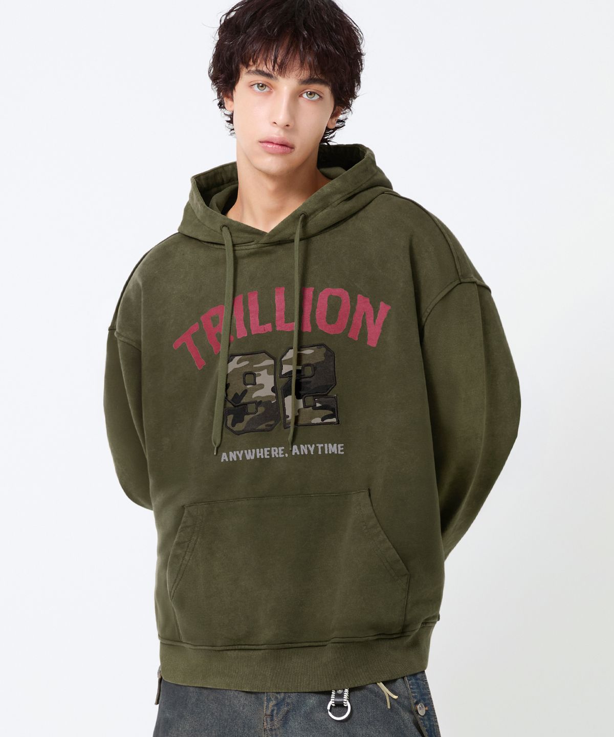 트릴리온(TRILLION) 카모 아플리케 그래픽 오버핏 후드_피그먼트 카키