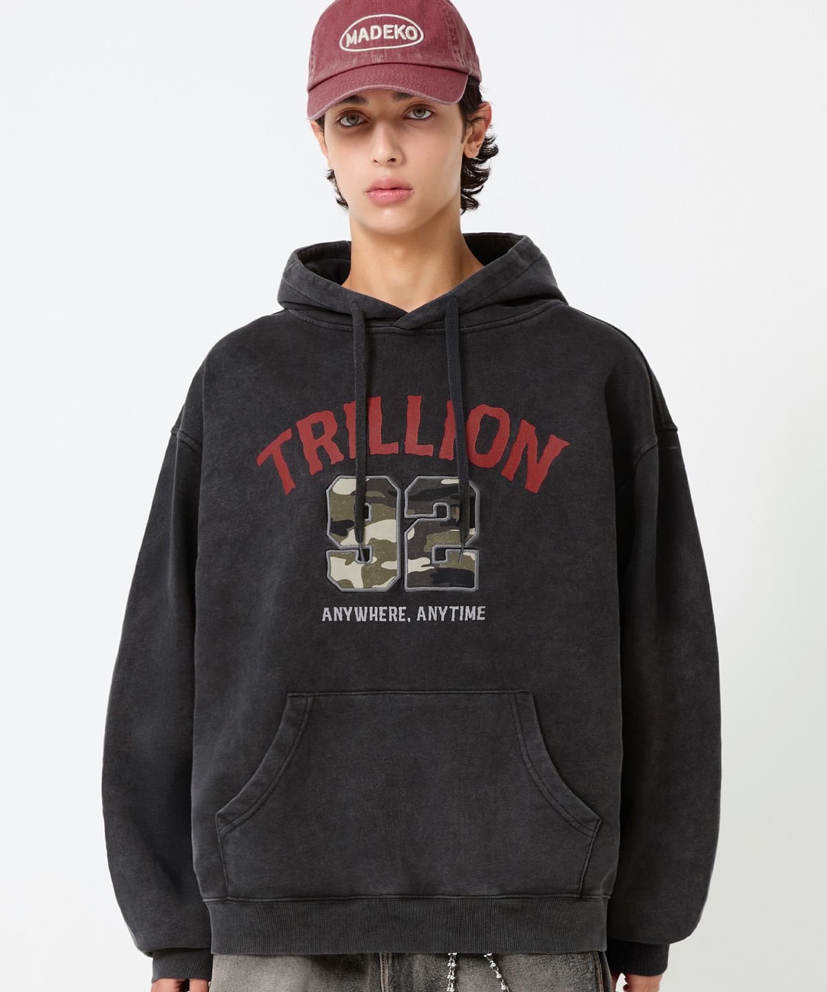 트릴리온(TRILLION) 카모 아플리케 그래픽 오버핏 후드_피그먼트 차콜