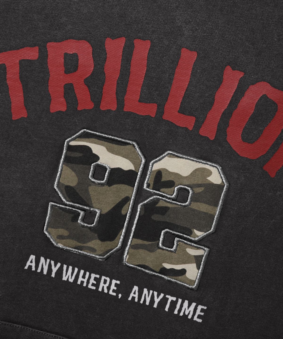 트릴리온(TRILLION) 카모 아플리케 그래픽 오버핏 후드_피그먼트 차콜