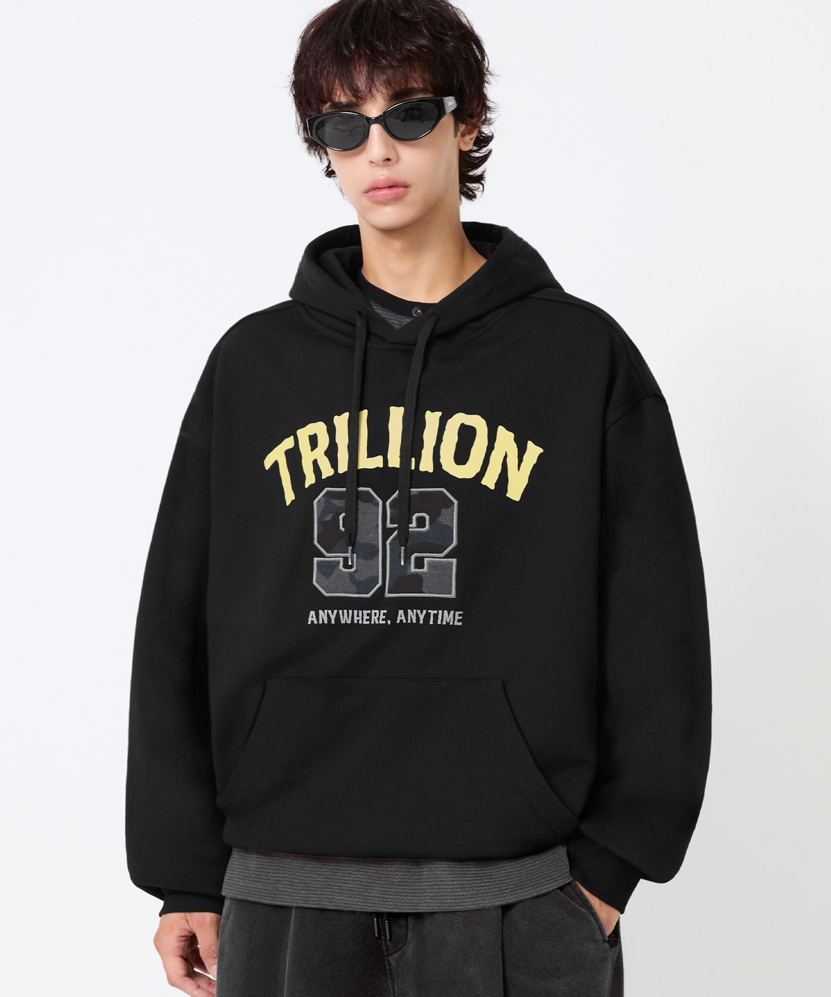 트릴리온(TRILLION) 카모 아플리케 그래픽 오버핏 후드_블랙