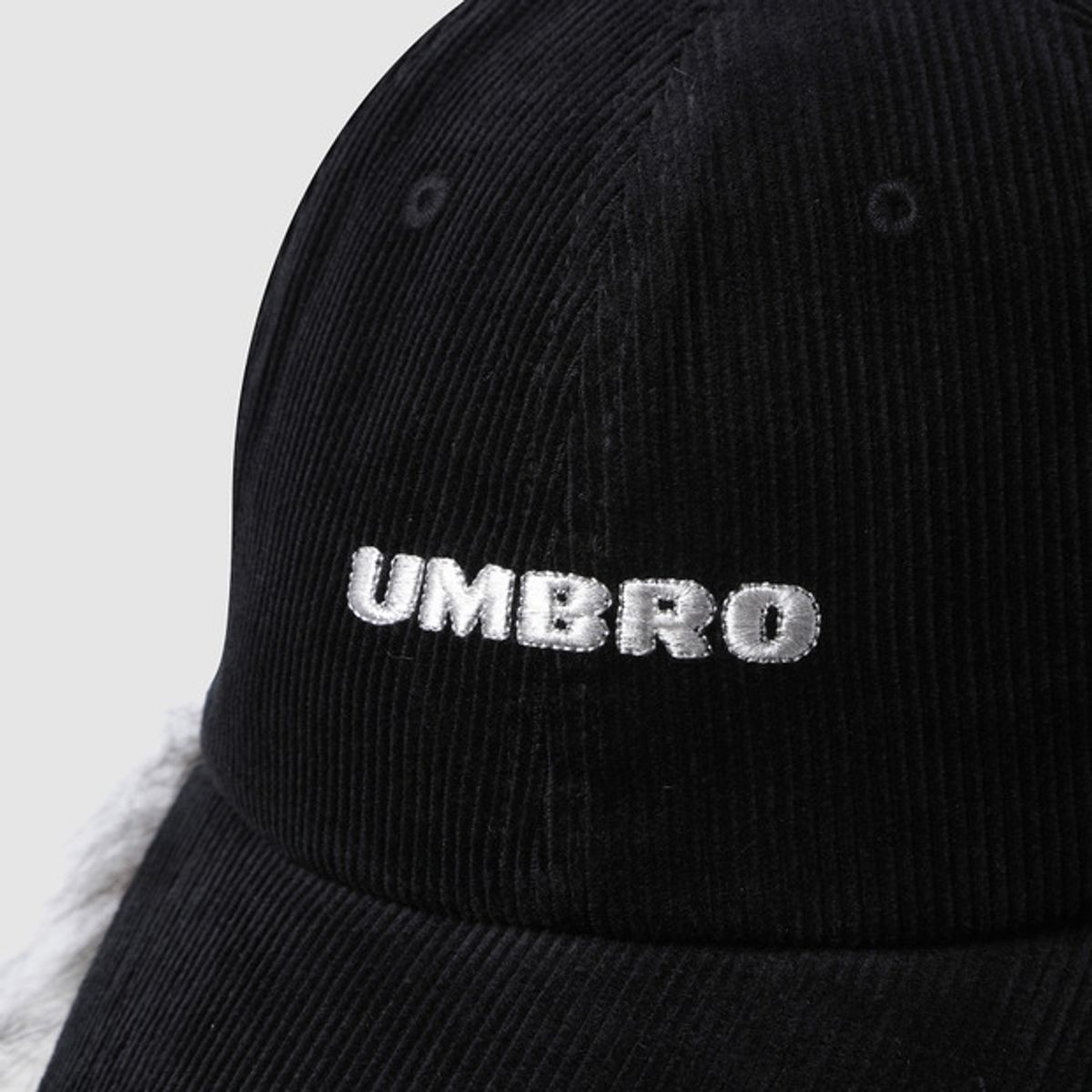 엄브로(UMBRO) 코듀로이 퍼 이어플랩 캡 블랙 UQ423CCPN3