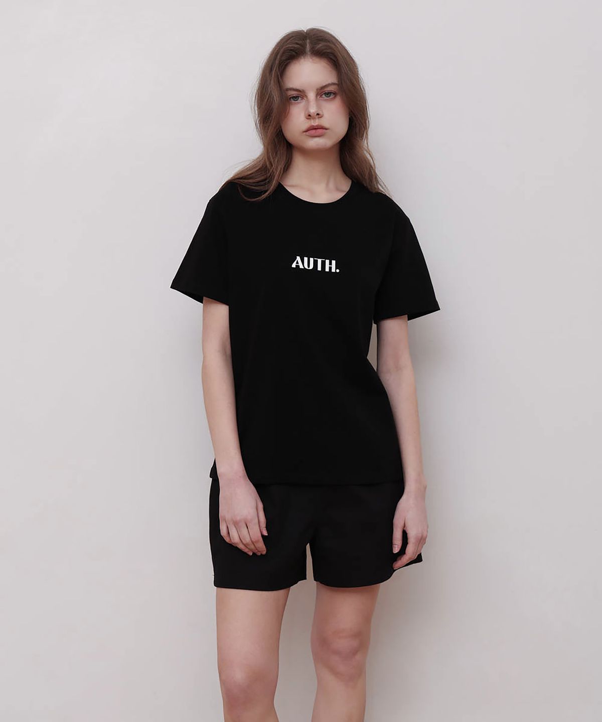 어쓰(AUTH.) 베이직 로고 반팔티 (블랙)