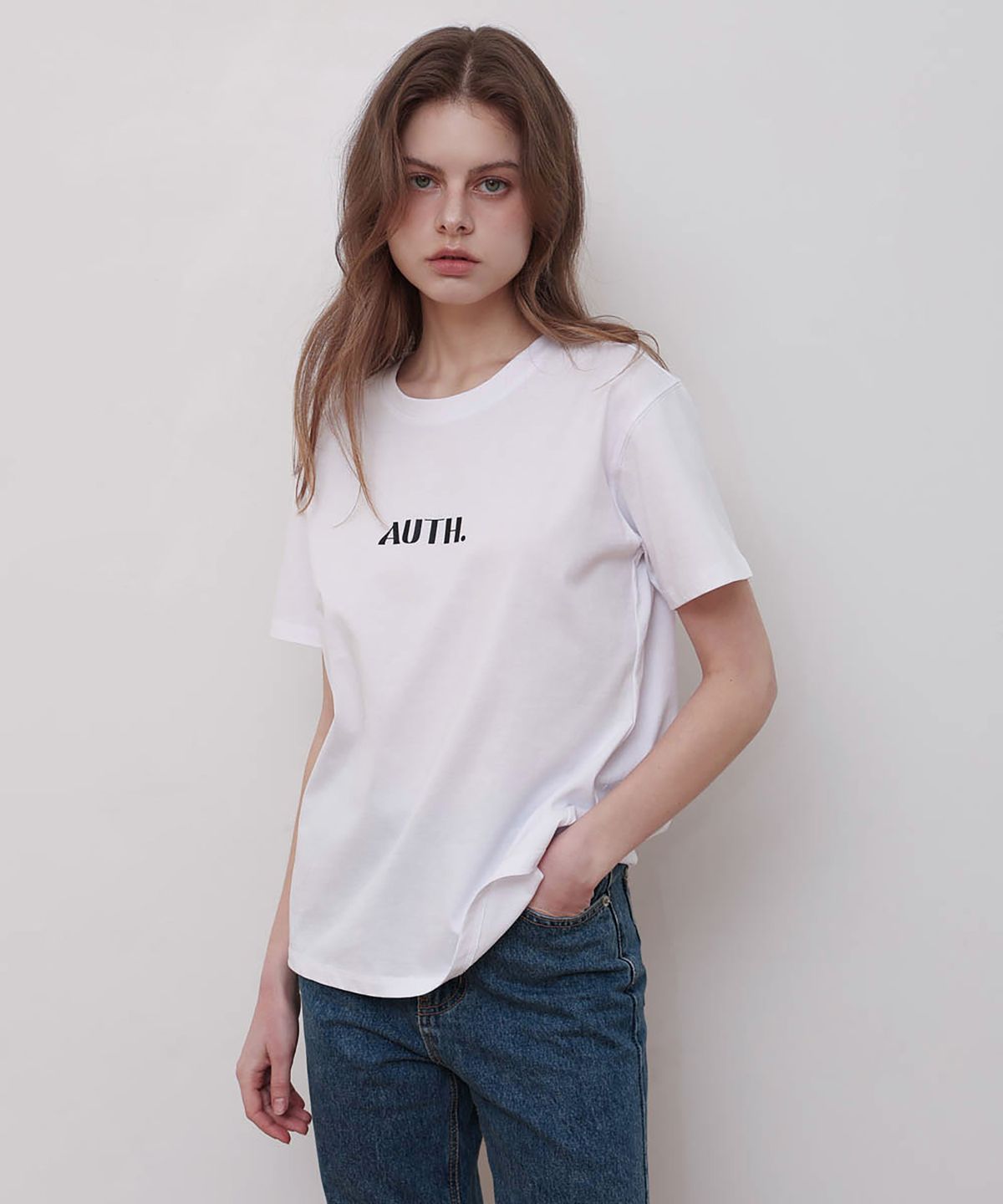 어쓰(AUTH.) 베이직 로고 반팔티 (화이트)