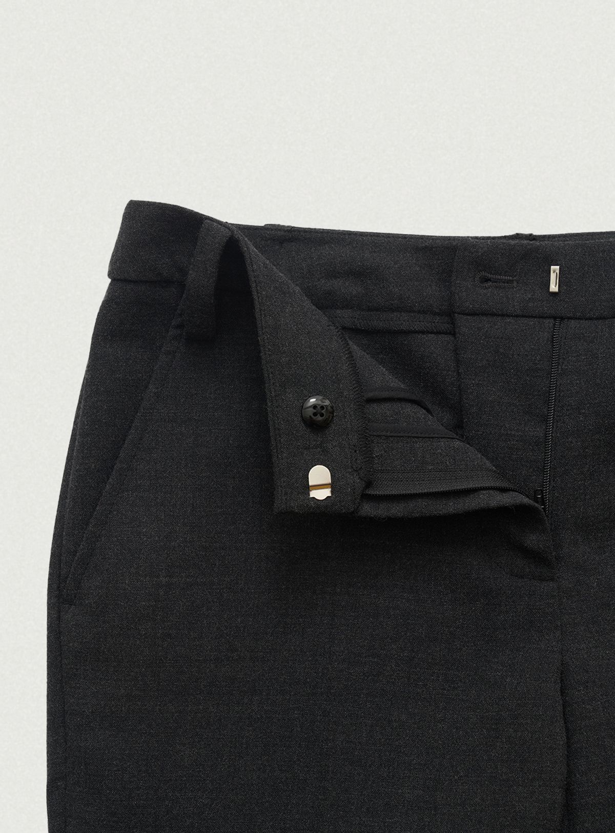 더바넷(THEBARNNET) Mould Low Rise Slacks_Charcoal