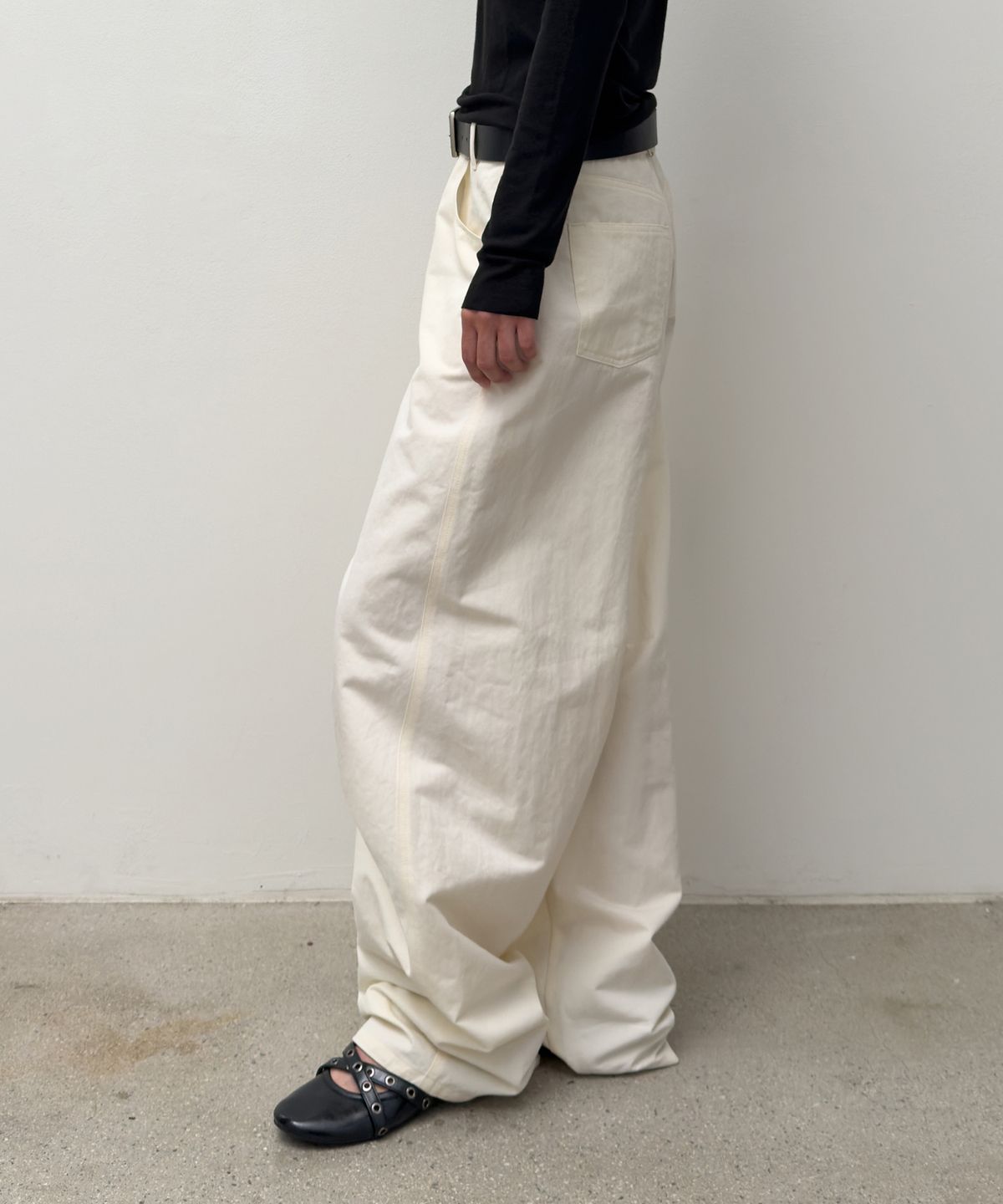 다이애그널(DIAGONAL) CURVED STURDY TROUSERS (cream)