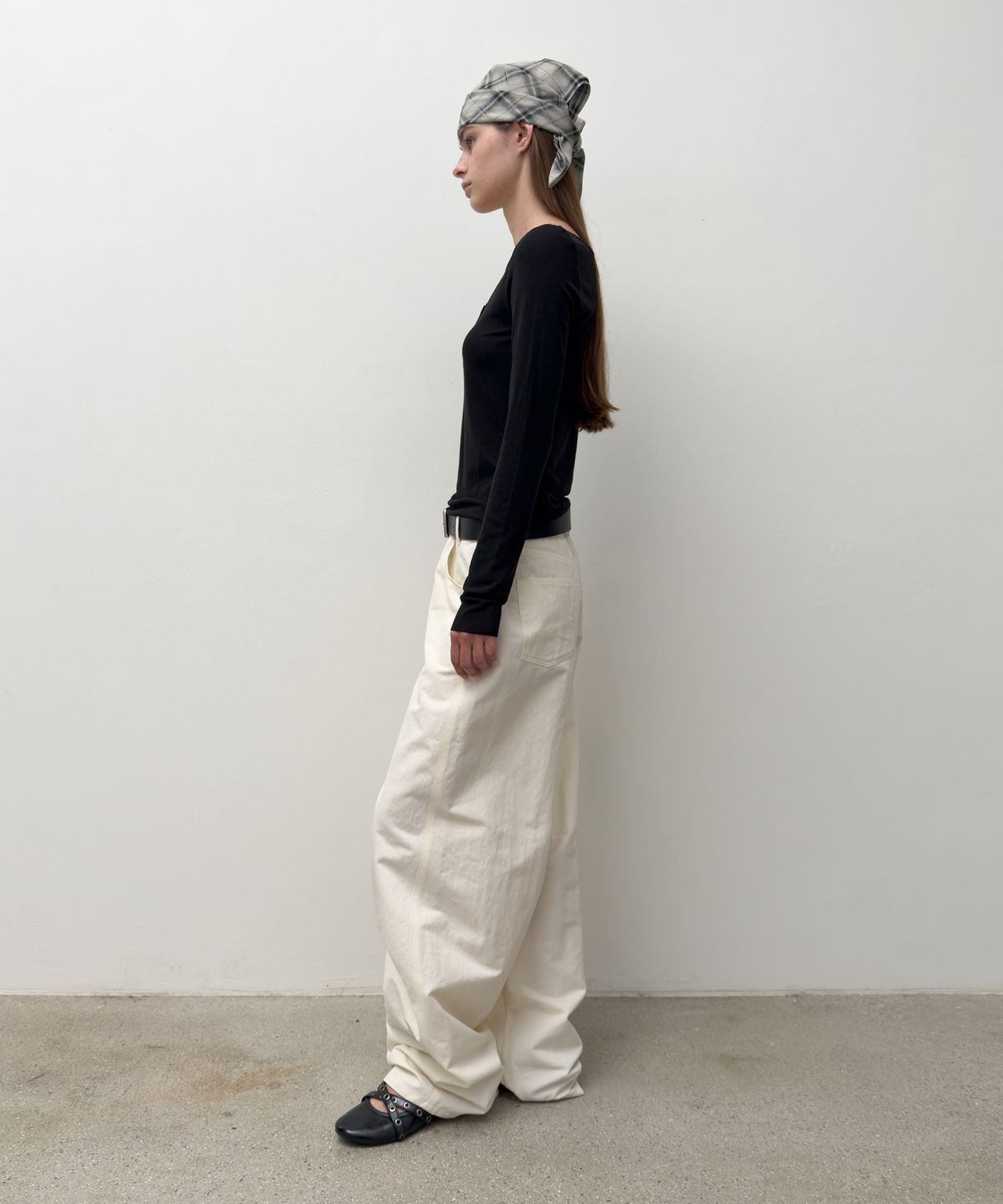 다이애그널(DIAGONAL) CURVED STURDY TROUSERS (cream)