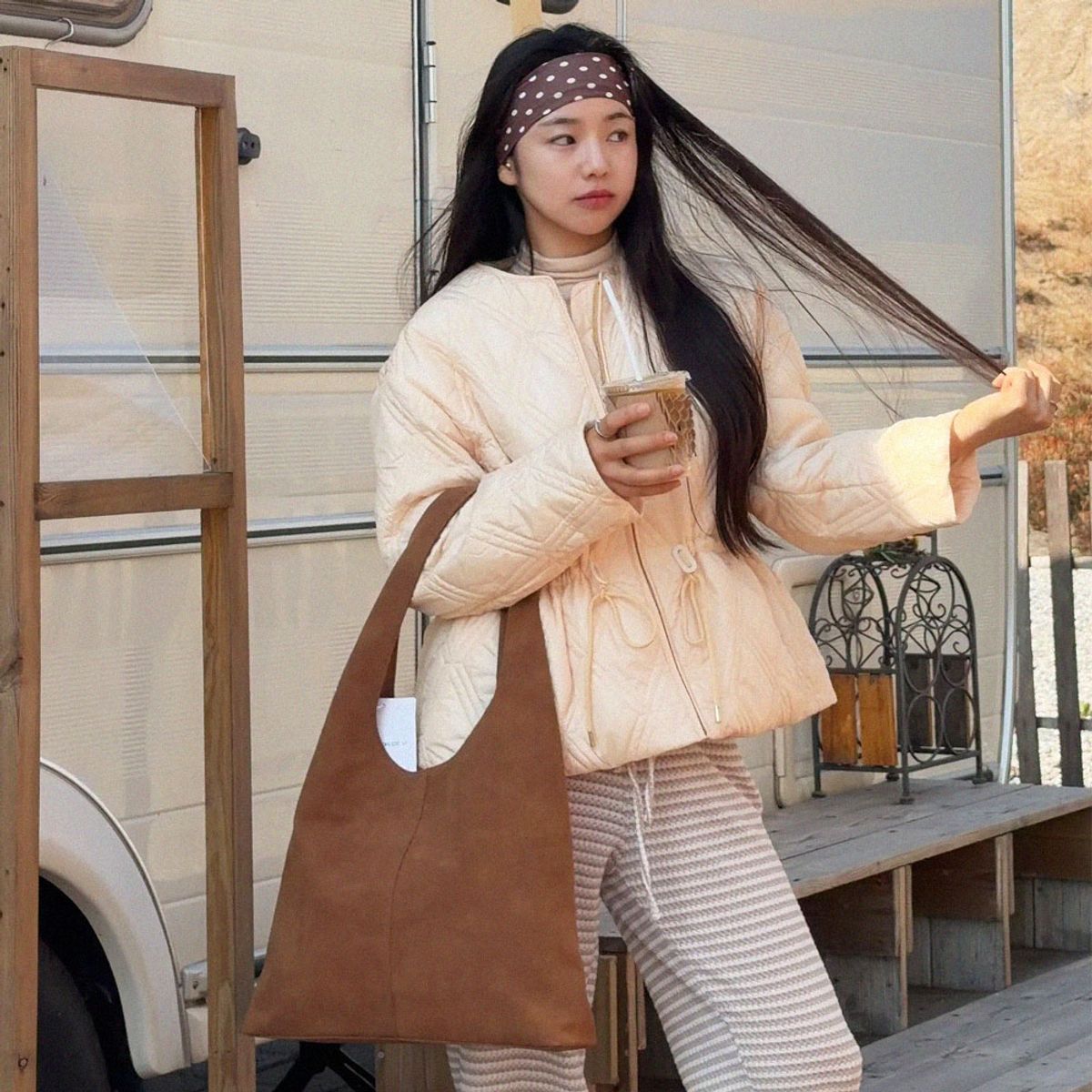 메종드유(MAISONDEU) 데이 호보 스웨이드 숄더백_Brown