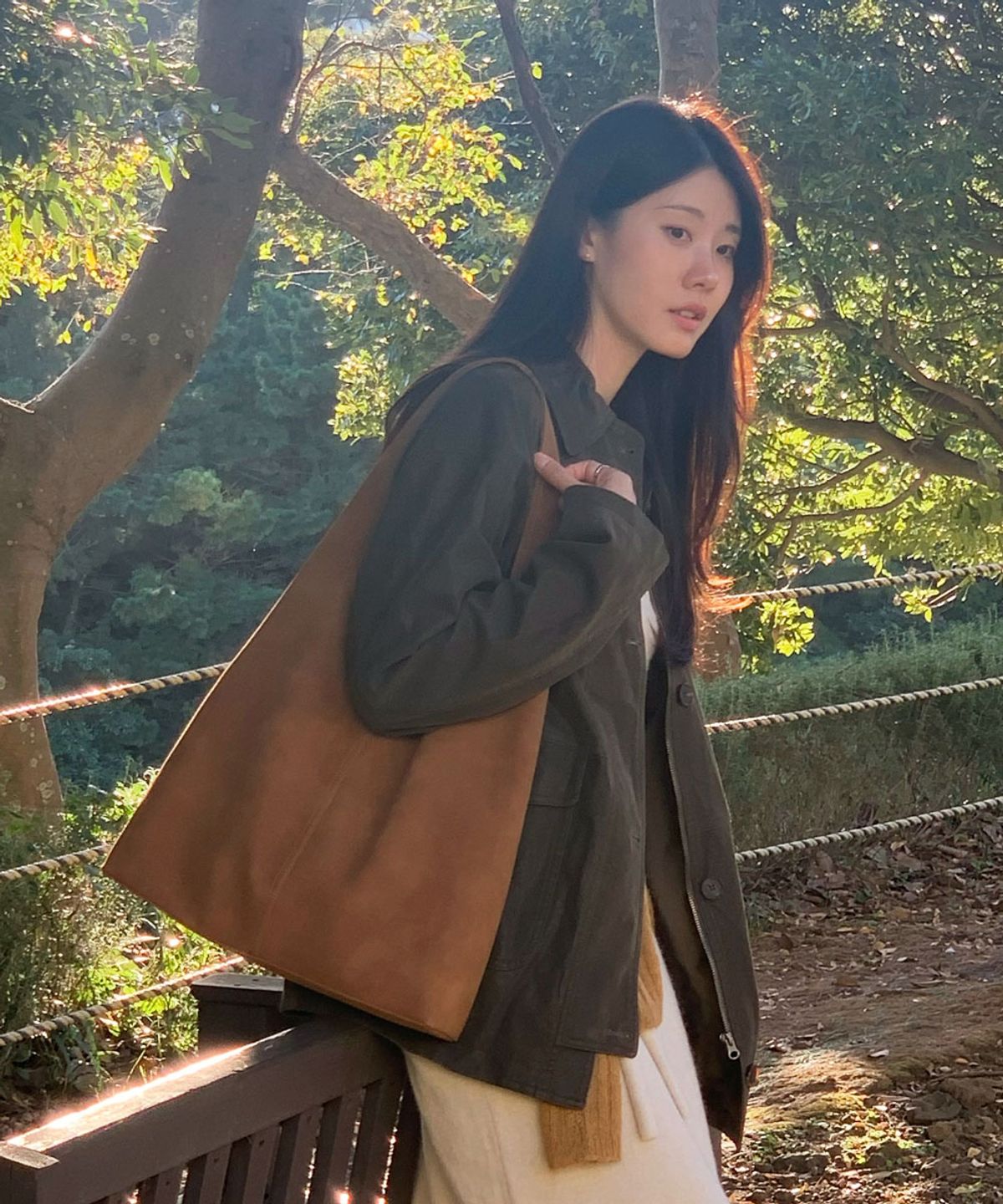 메종드유(MAISONDEU) 데이 호보 스웨이드 숄더백_Brown