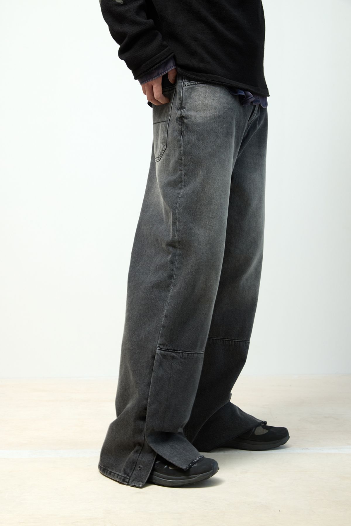 해칭룸(HATCHINGROOM) Flare Button Jeans Washed Black
