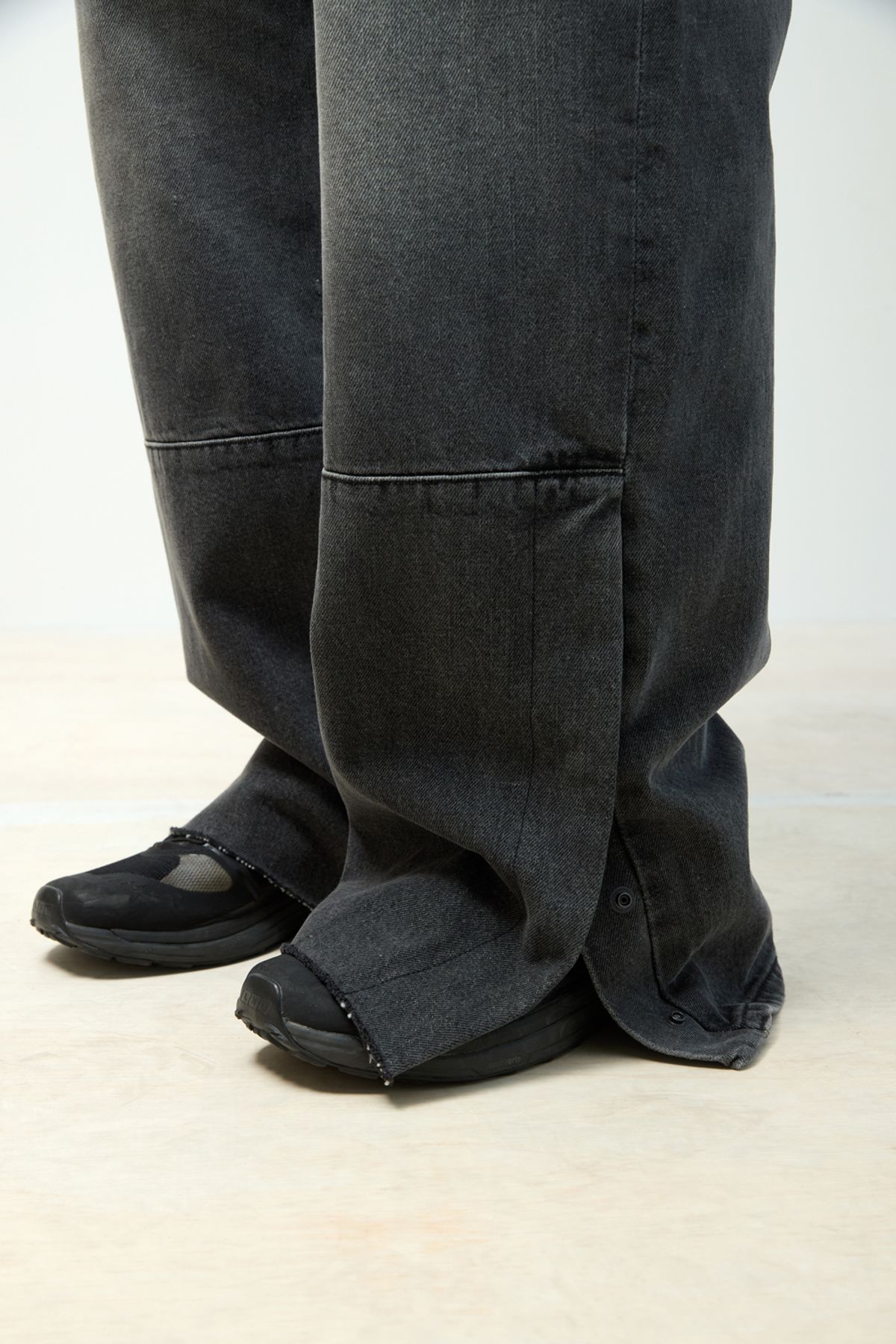 해칭룸(HATCHINGROOM) Flare Button Jeans Washed Black