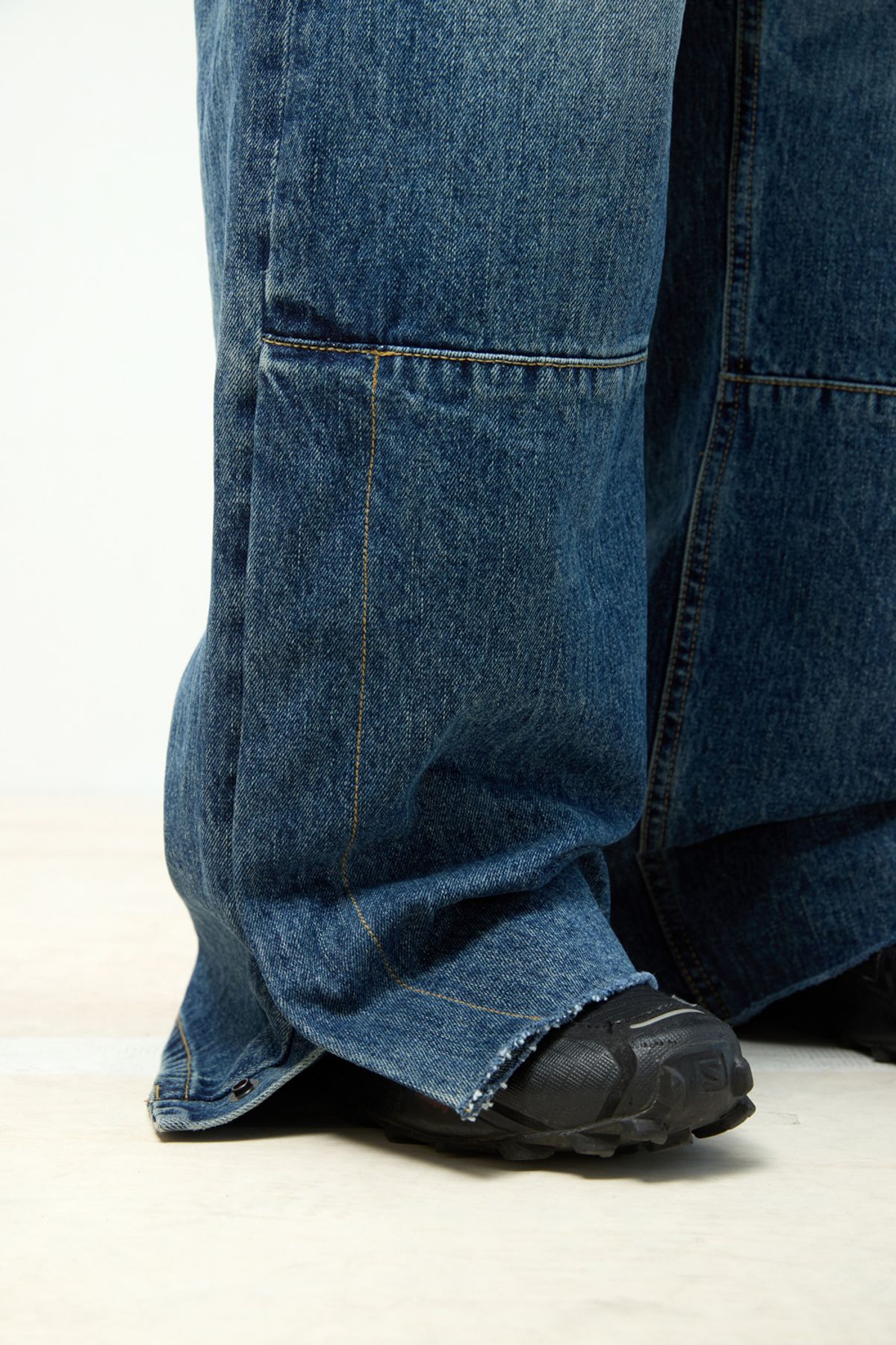 해칭룸(HATCHINGROOM) Flare Button Jeans Washed Blue