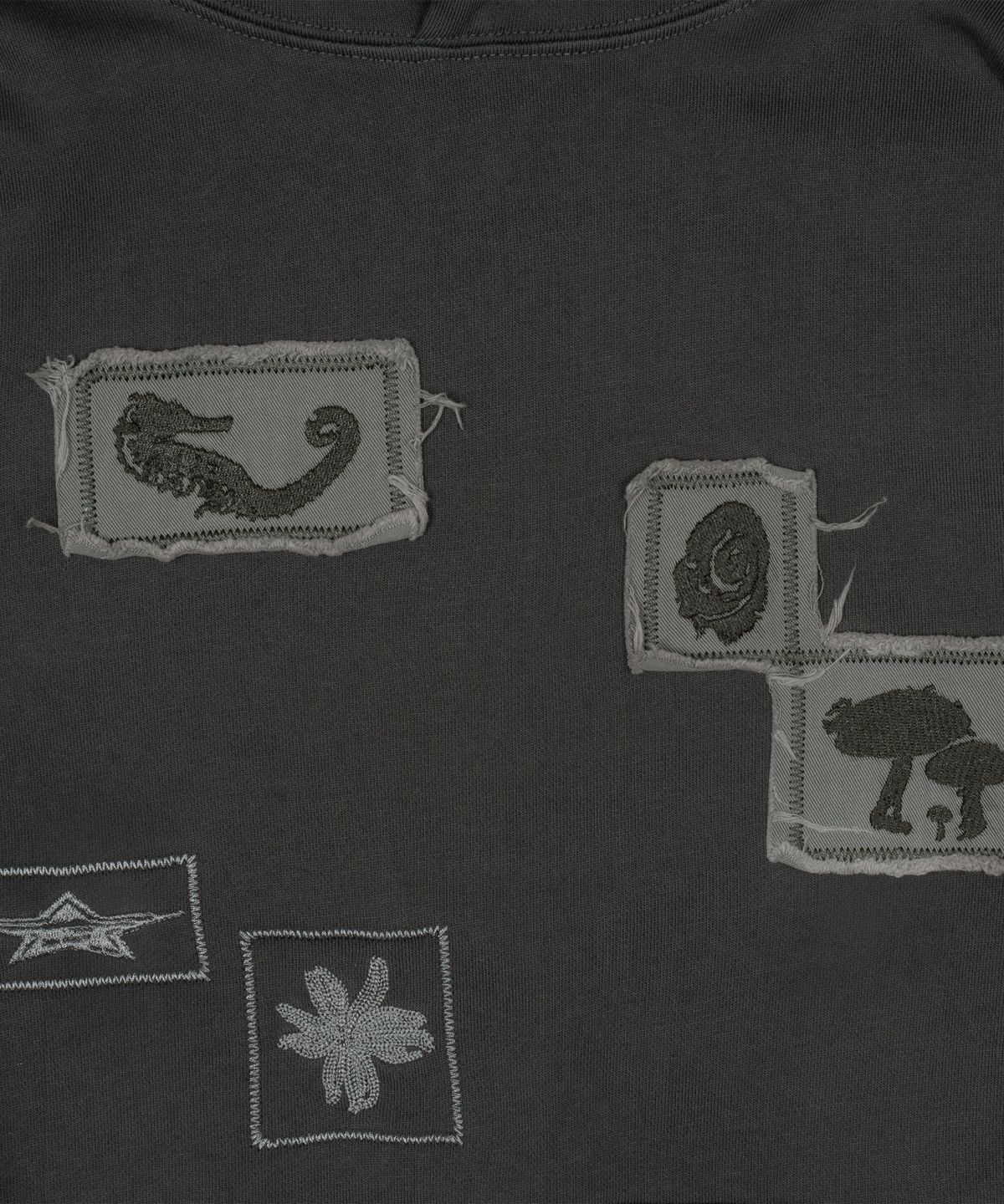 더콜디스트모먼트(THE COLDEST MOMENT) TCM fossil hoodie (charcoal)