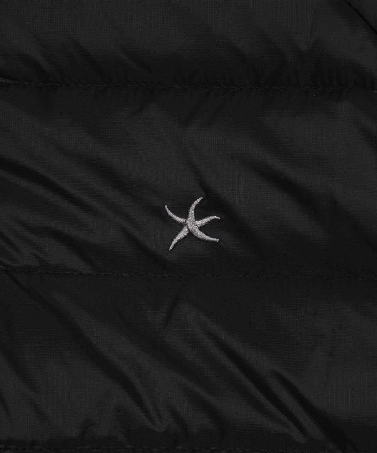 더콜디스트모먼트(THE COLDEST MOMENT) TCM mini logo raglan light puffer jacket (black)