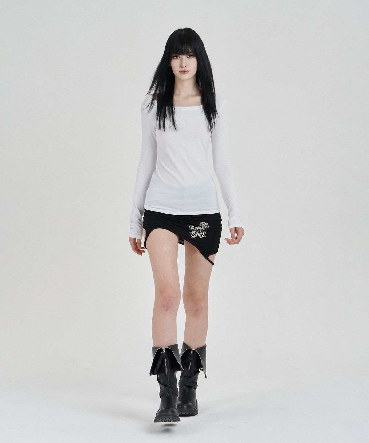 일리오(ILLIO) White My one scoop neck longsleeve