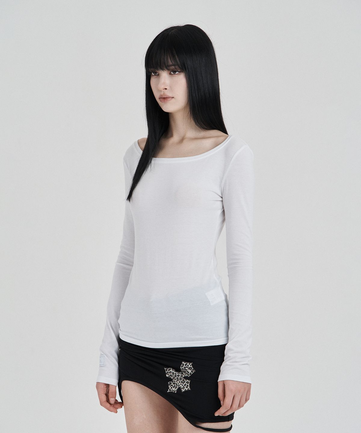 일리오(ILLIO) White My one scoop neck longsleeve
