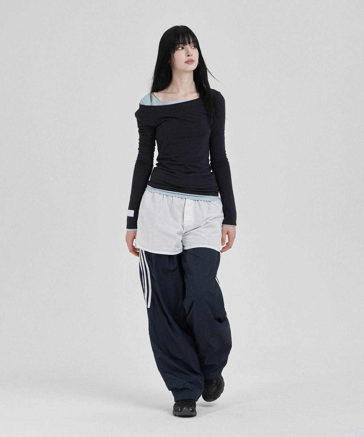 일리오(ILLIO) Navy My one scoop neck longsleeve