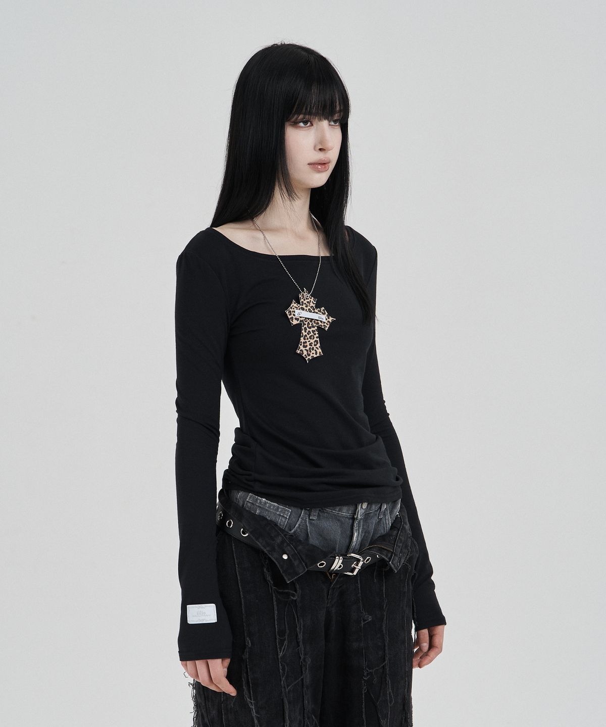 일리오(ILLIO) Black My one scoop neck longsleeve