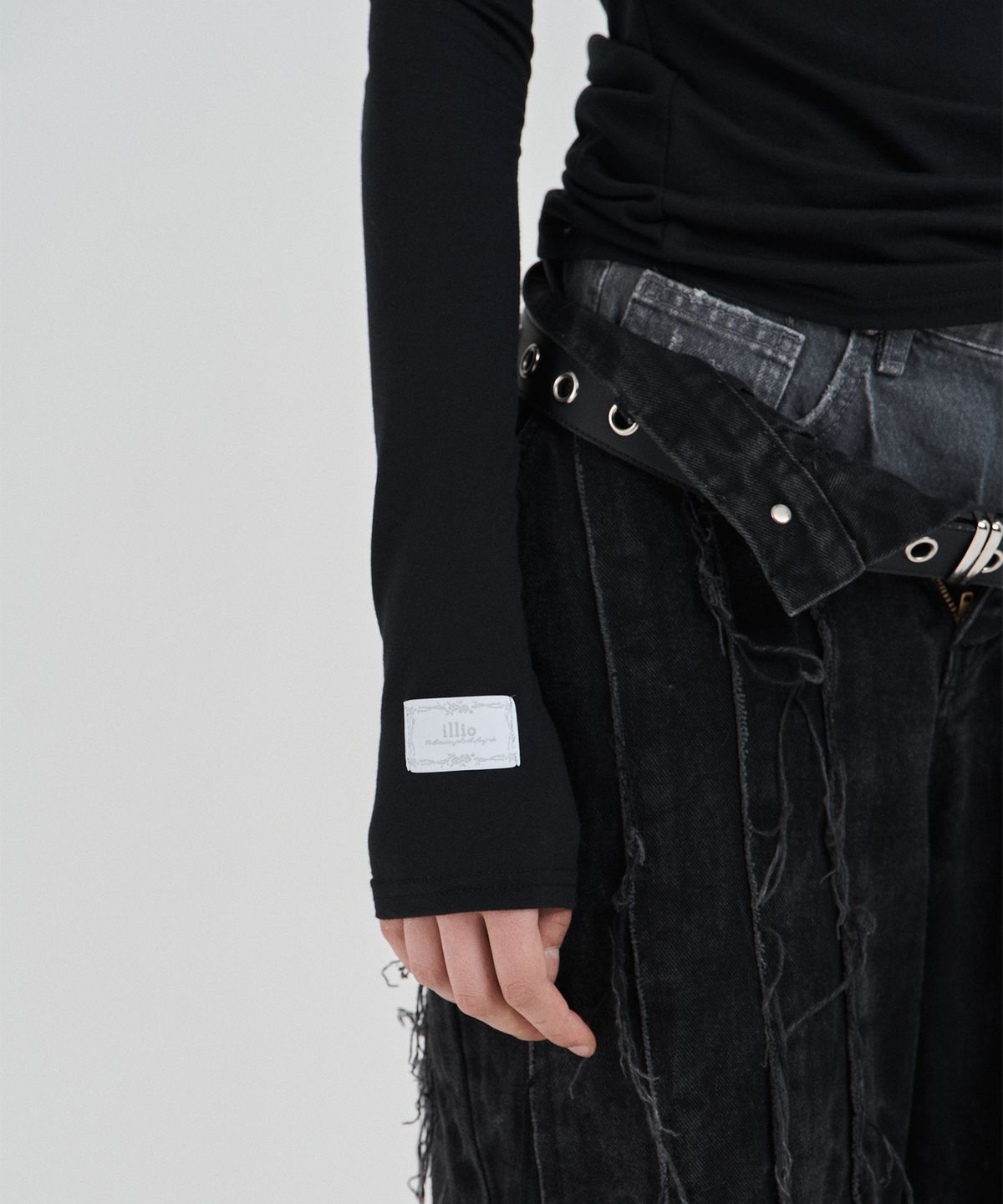 일리오(ILLIO) Black My one scoop neck longsleeve