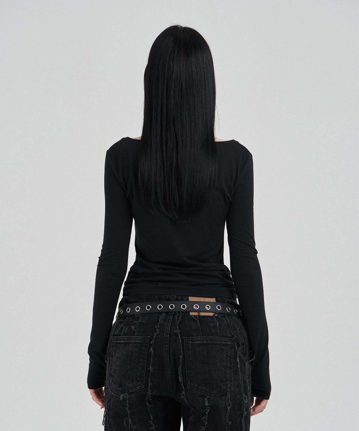 일리오(ILLIO) Black My one scoop neck longsleeve