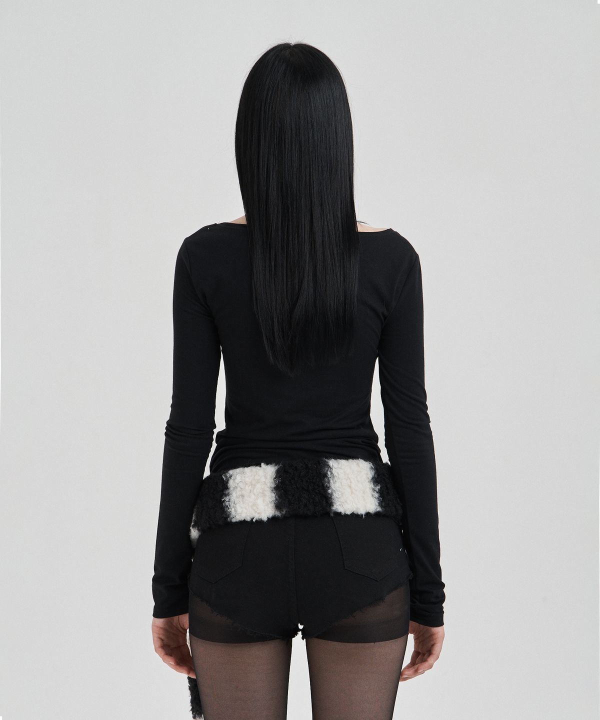 일리오(ILLIO) Black Uneven graphic longsleeve