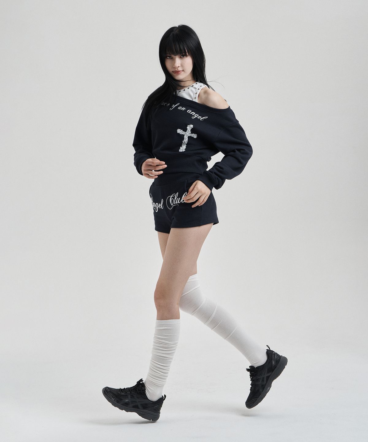 일리오(ILLIO) Navy Angel sweat shirt