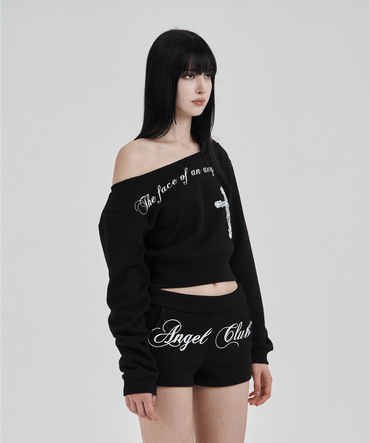 일리오(ILLIO) Black Angel sweat shirt