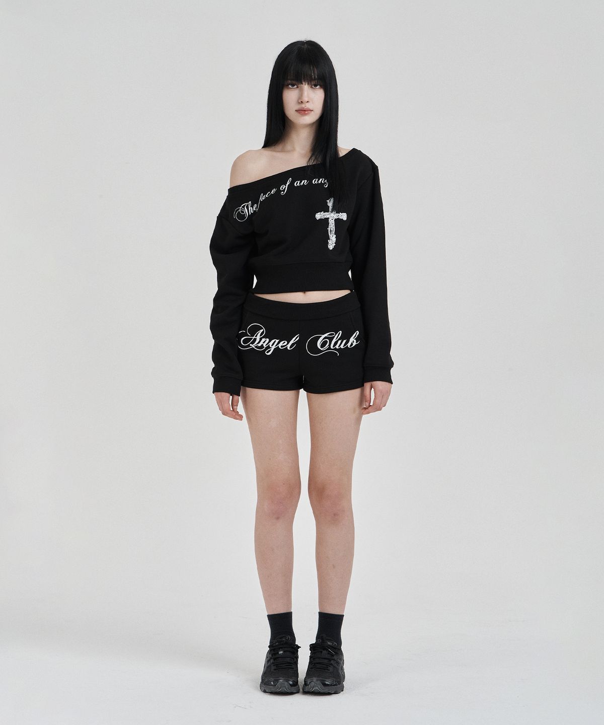 일리오(ILLIO) Black Angel sweat shirt