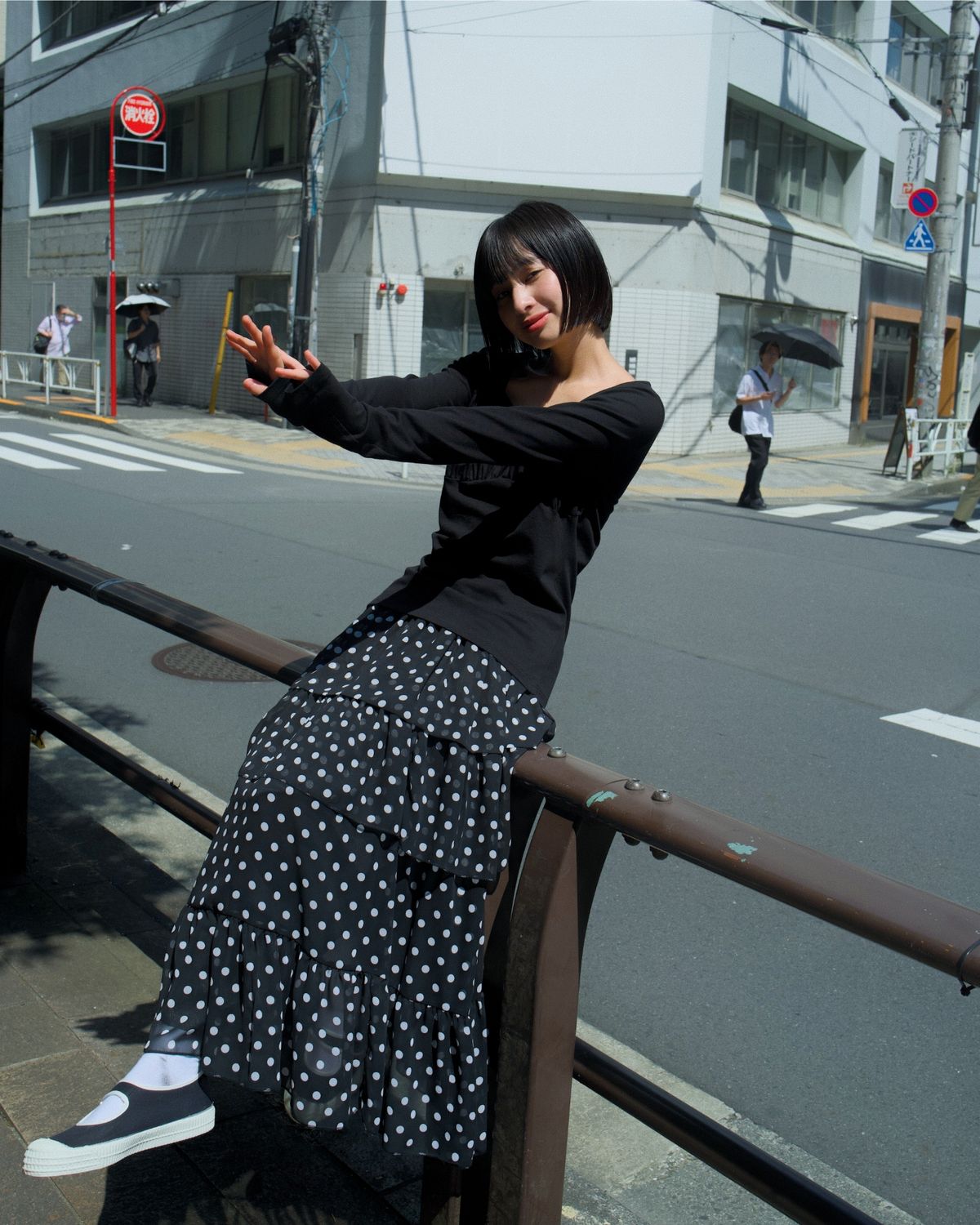 로액슈얼(LO AXUAL) DOT CHIFFON FLARE SKIRT_BLACK