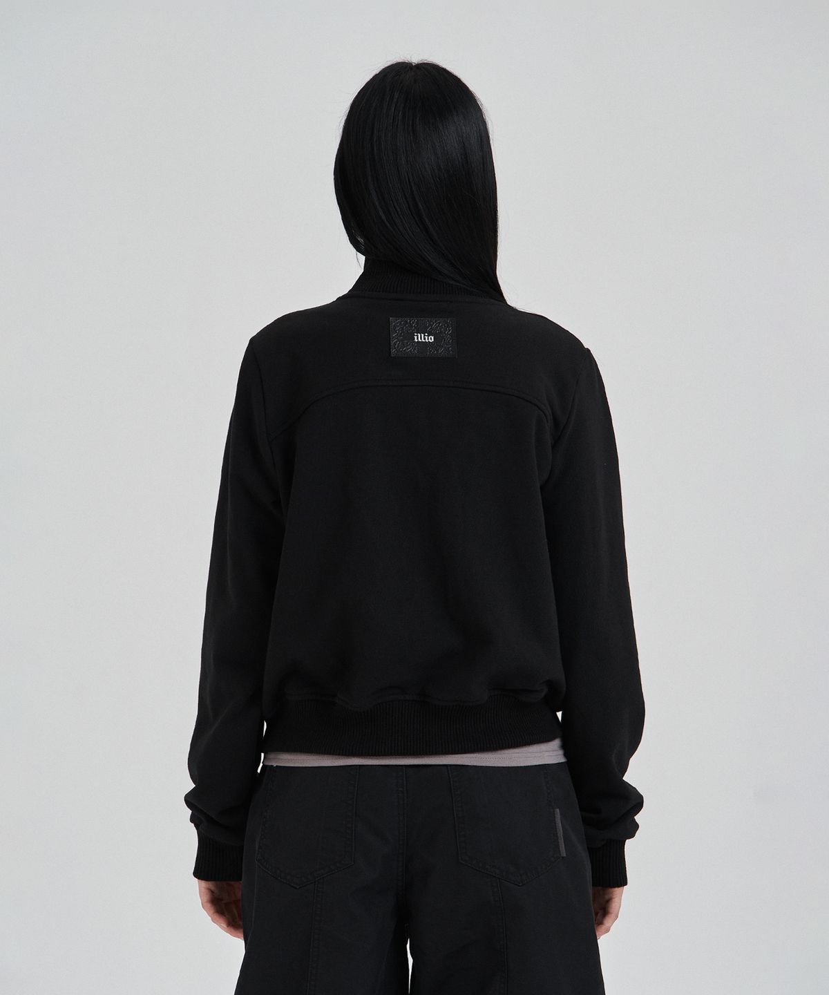 일리오(ILLIO) Black Highneck jersey blouson