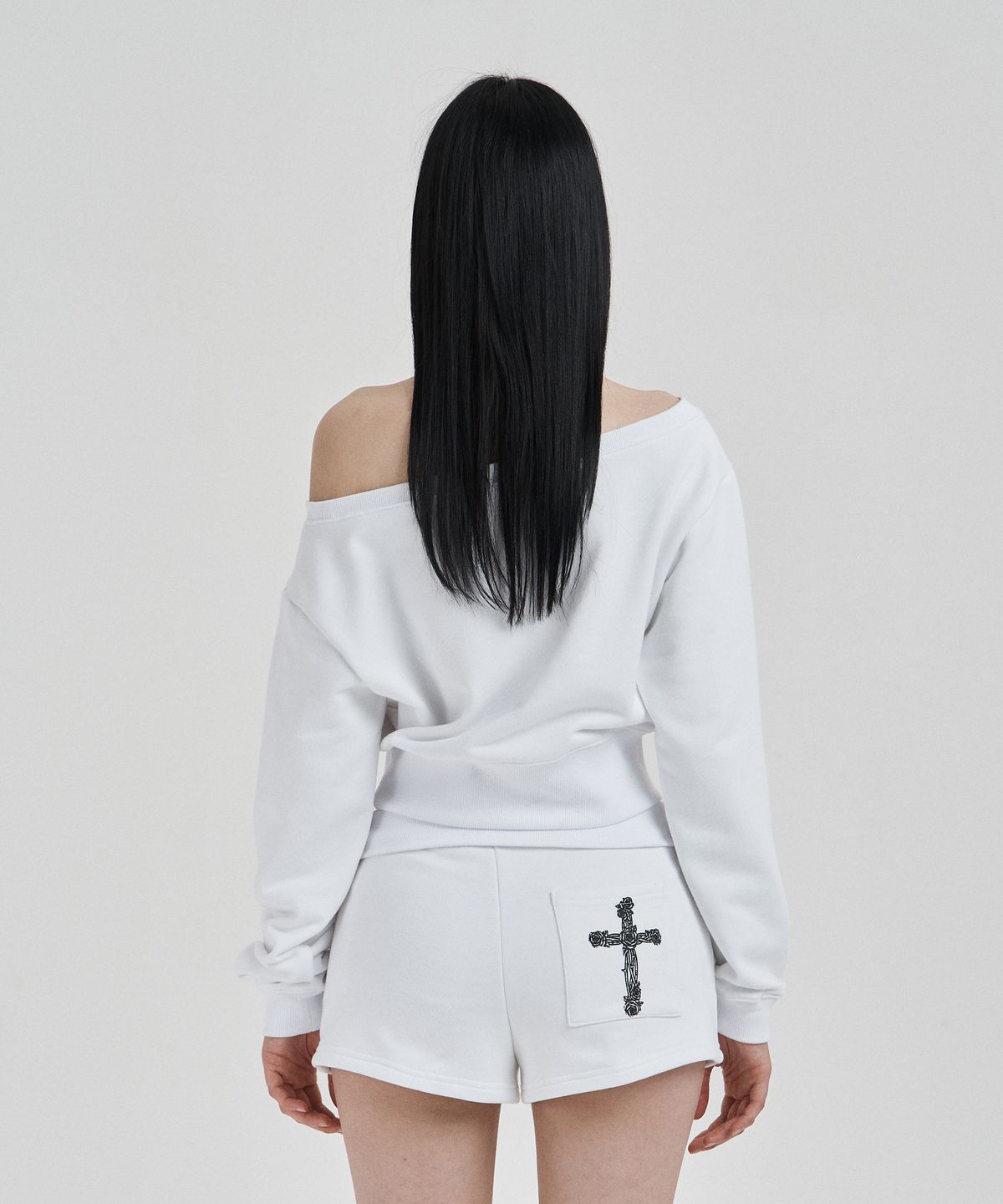 일리오(ILLIO) White Angel sweat shorts