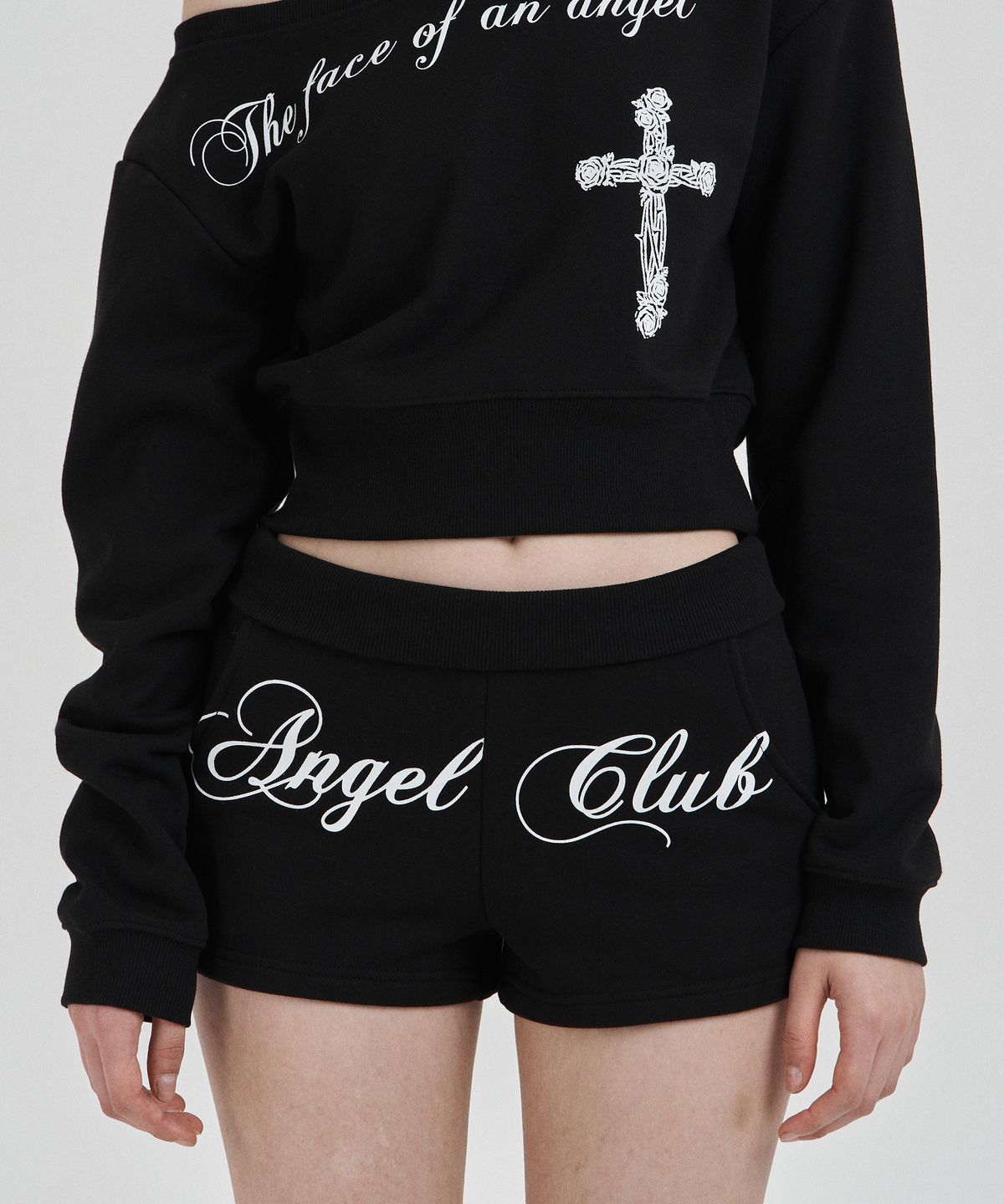 일리오(ILLIO) Black Angel sweat shorts
