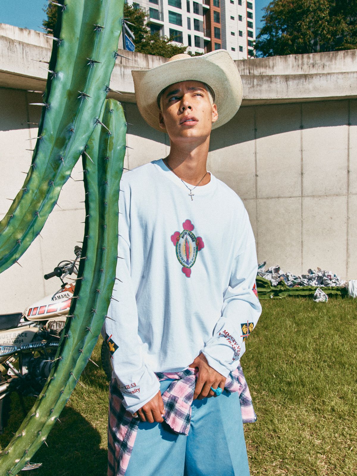 하이타이드 프랭키(HIGHTIDEFRANKIE) Nosso bebe amado  Long Sleeve Tee White