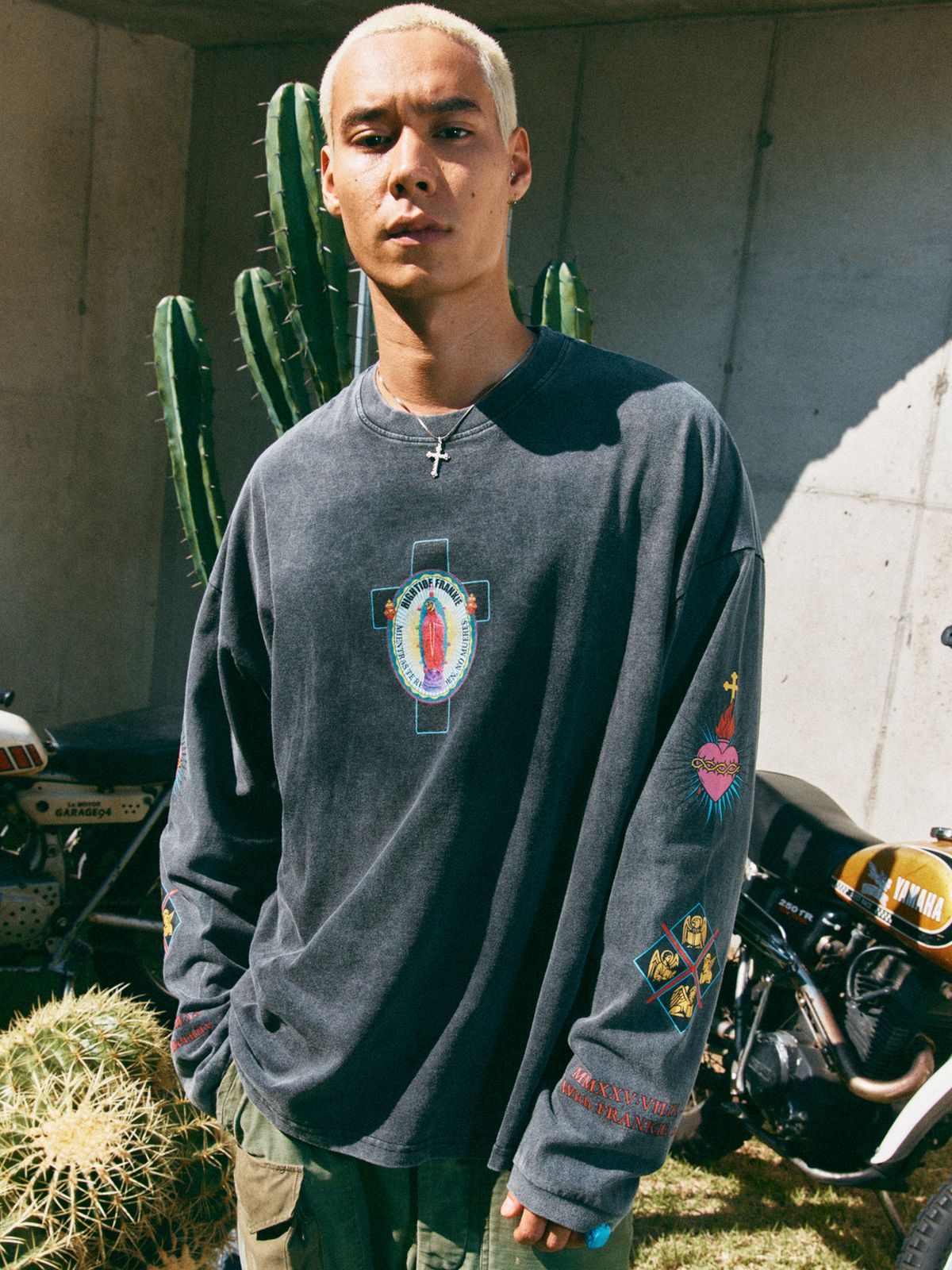 하이타이드 프랭키(HIGHTIDEFRANKIE) Nosso bebe amado  Long Sleeve Tee Black