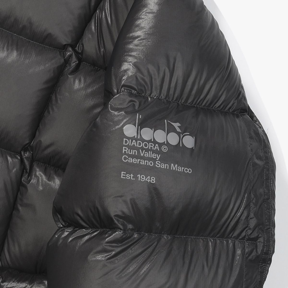 디아도라(diadora) 베라피우마 시어 덕다운 자켓 DARK GREY