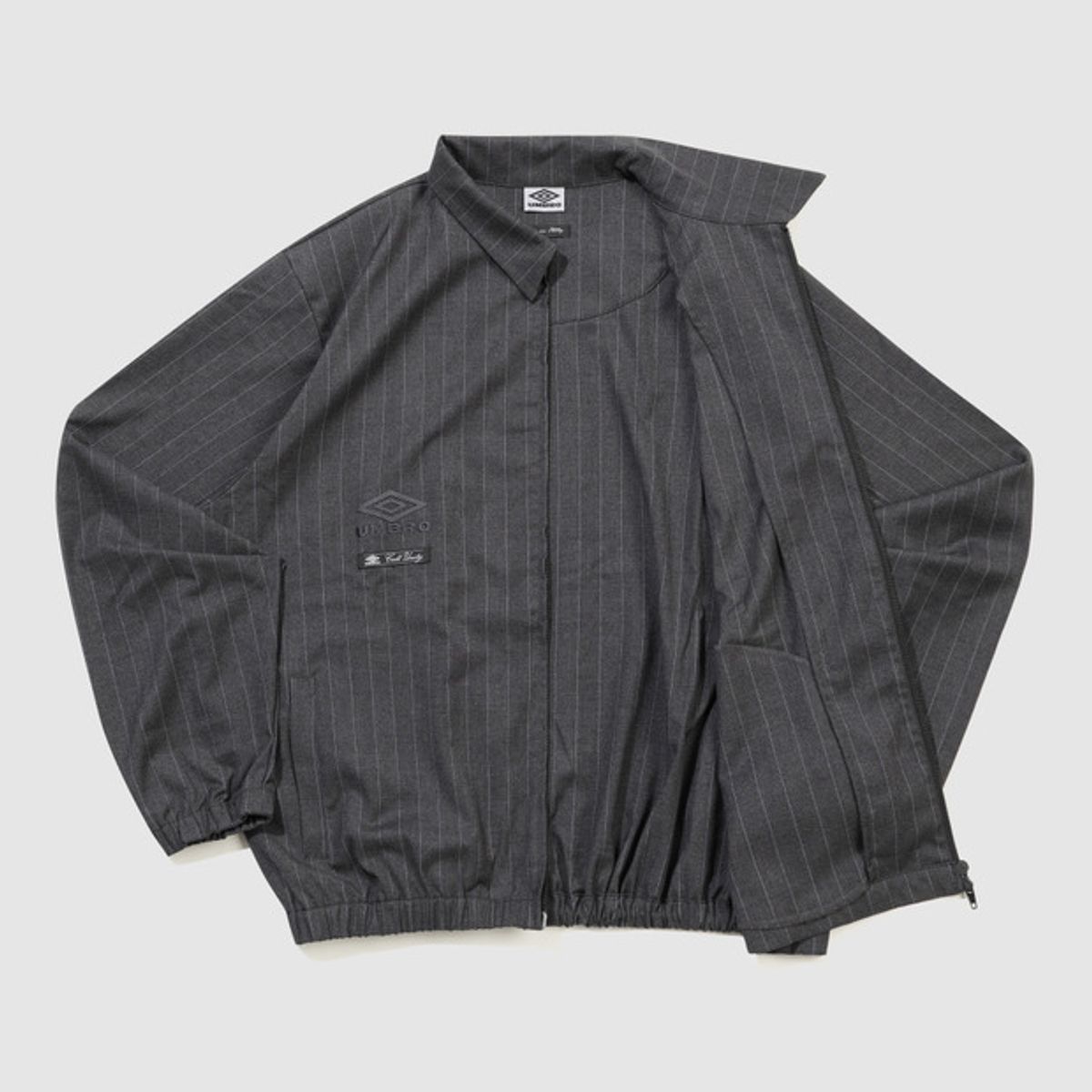 엄브로(UMBRO) [UMBRO X SLAM JAM] 포멀 핀스트라이프 자켓 차콜 UQ411CJKO1