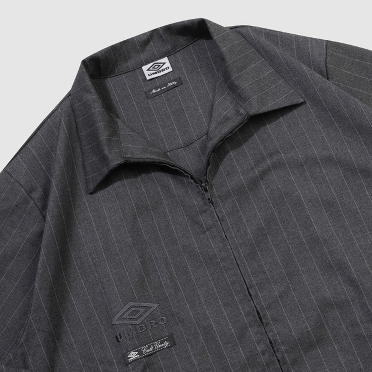 엄브로(UMBRO) [UMBRO X SLAM JAM] 포멀 핀스트라이프 자켓 차콜 UQ411CJKO1