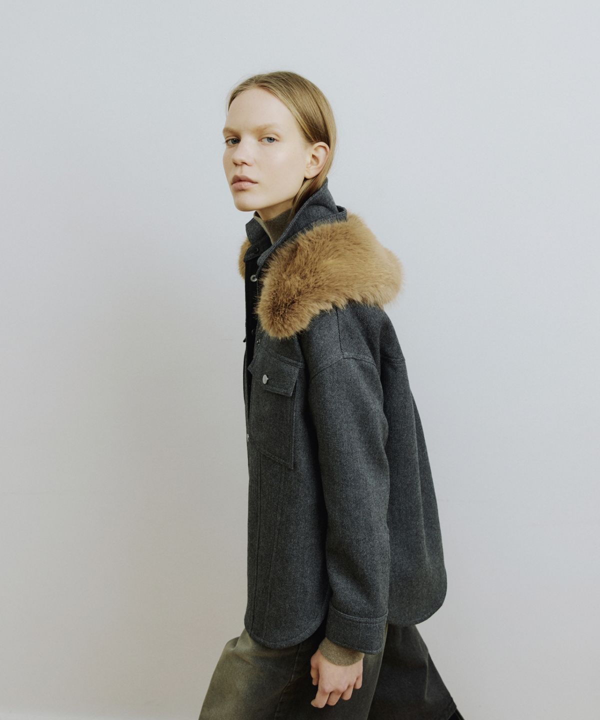 몰리올리(MOLLIOLLI) DARTON 페이크퍼 카라 탈부착 셔츠 자켓 [그레이]