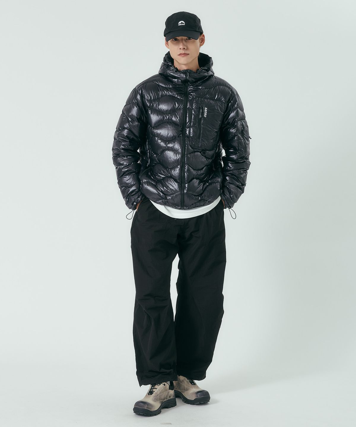 산로(SANRO) [UNISEX] 라이트다운 패딩 자켓 - 글로시 블랙